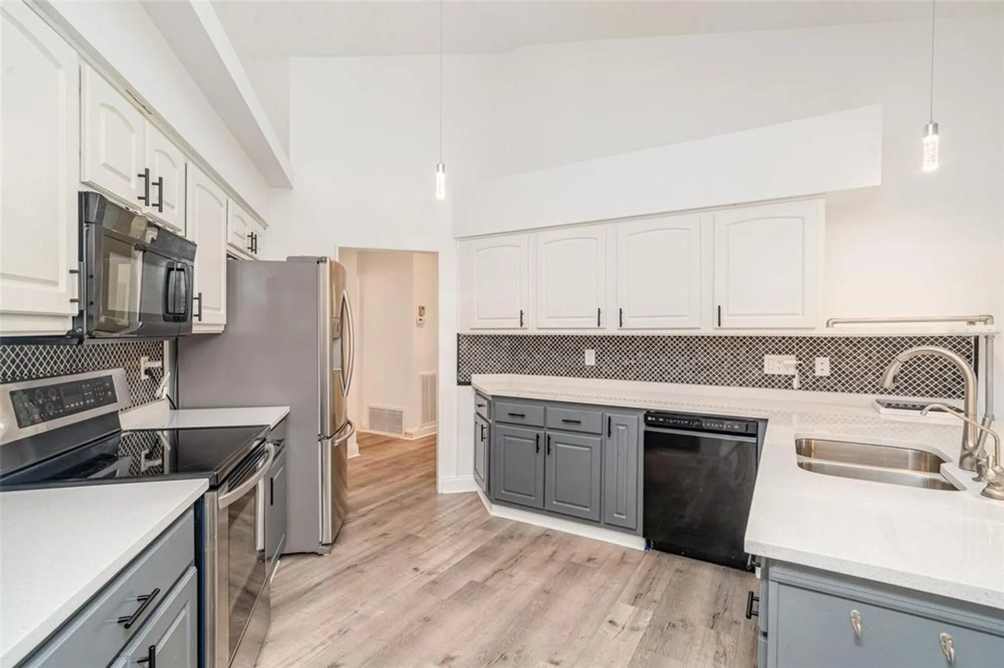 Property Slideshow image 13 of 31 | 2048 berry roberts dr, Sun City Center, FL, 33573