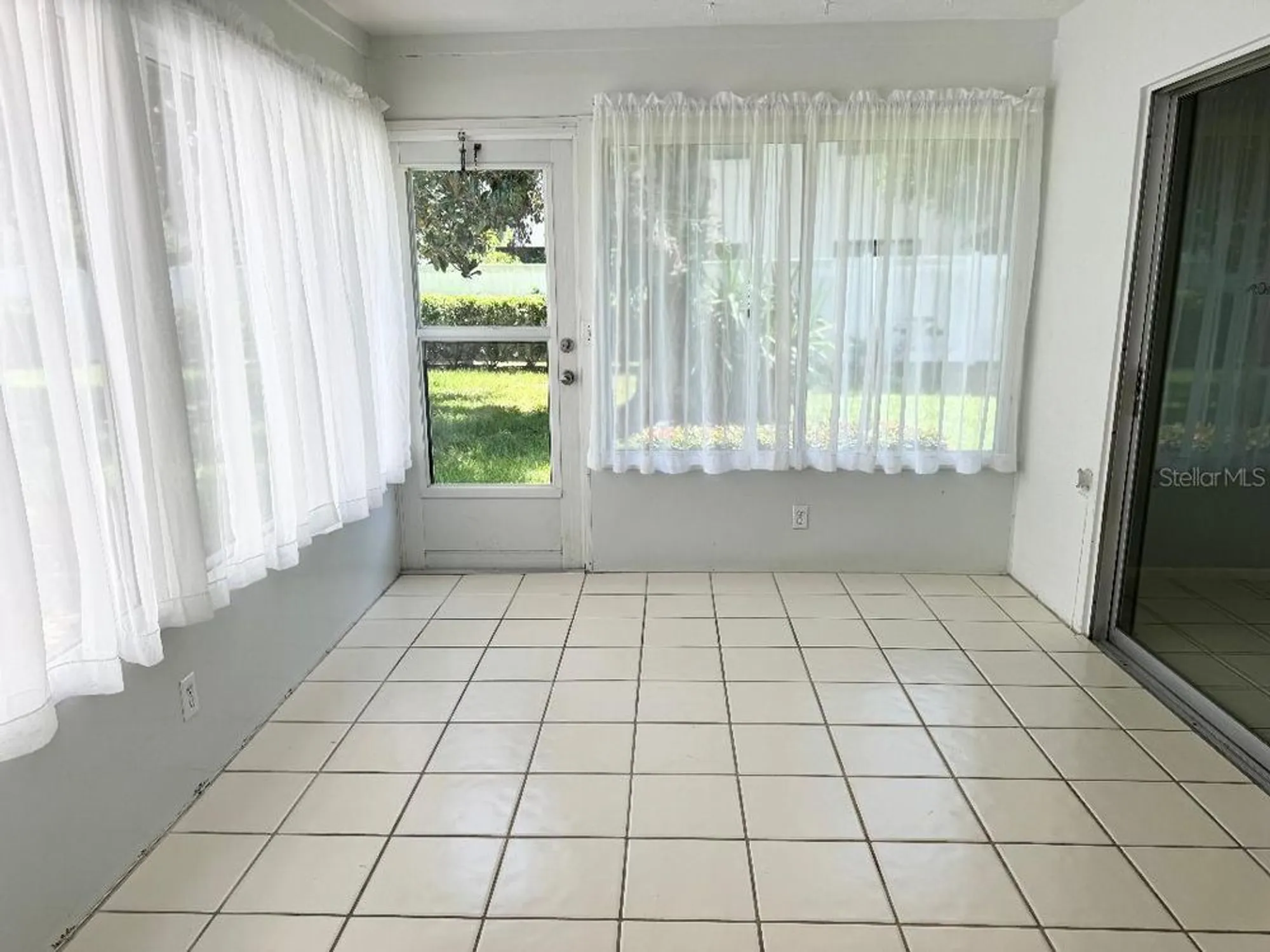 Property Slideshow image 5 of 26 | 5531 riverbluff cir # v9, Sarasota, FL, 34231