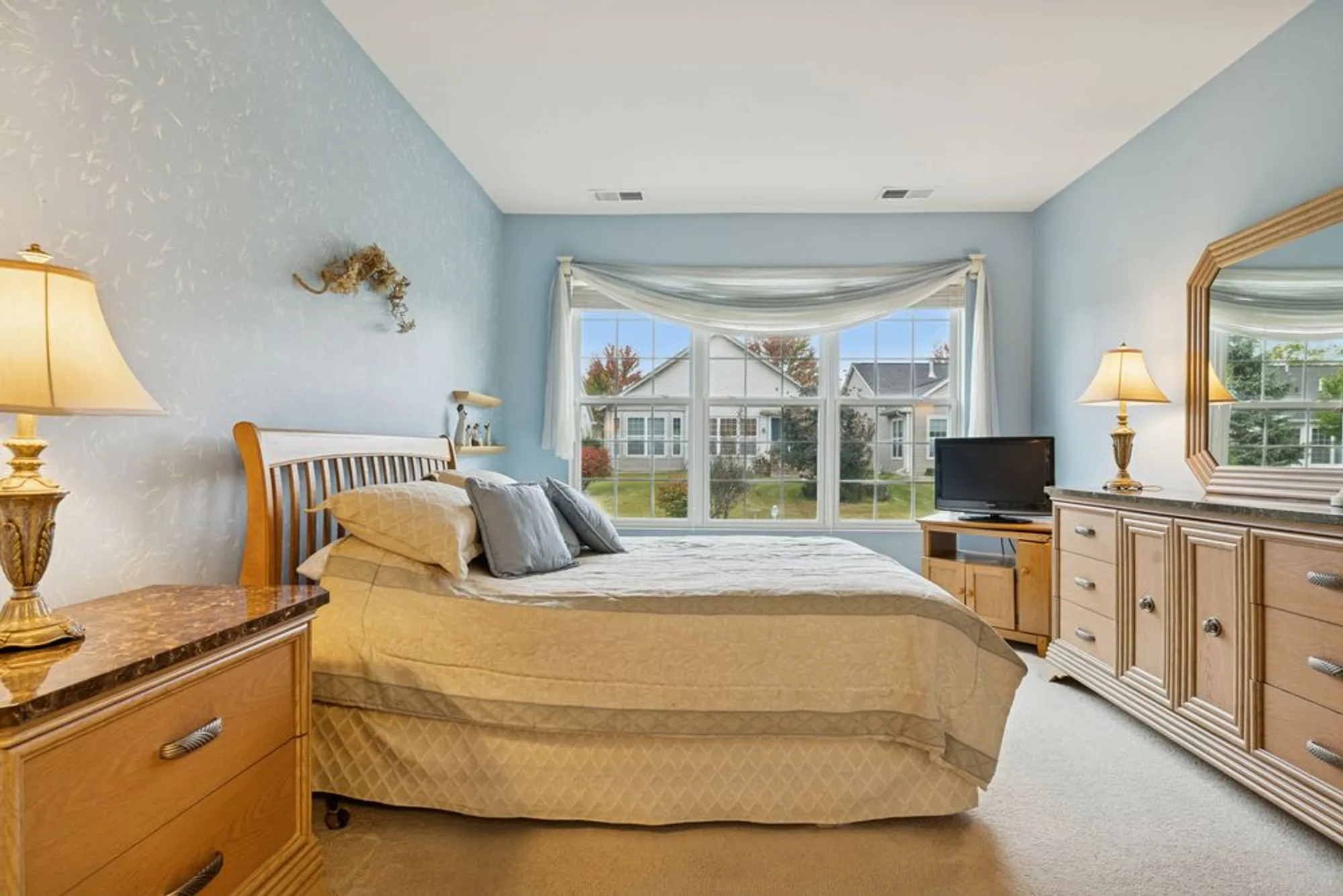 Property Slideshow image 17 of 20 | 2596 venetian ln, Elgin, IL, 60124