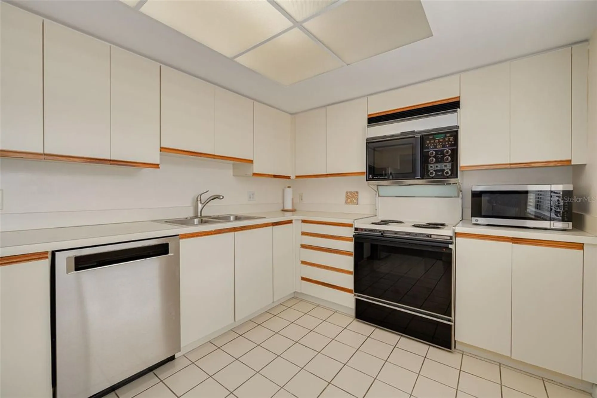Property Slideshow image 11 of 29 | 3062 eastland blvd 406, Clearwater, FL, 33761