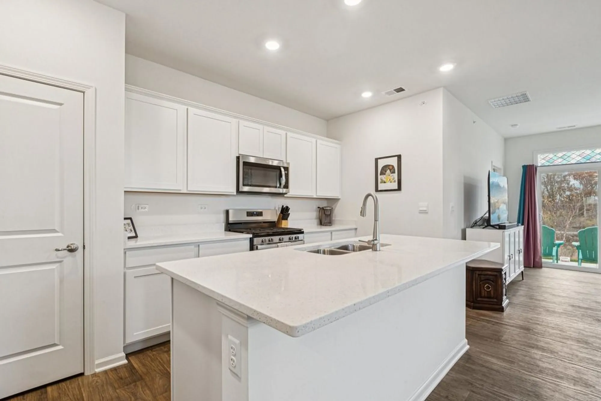 Property Slideshow image 11 of 48 | 952 darwin st, North Aurora, IL, 60542