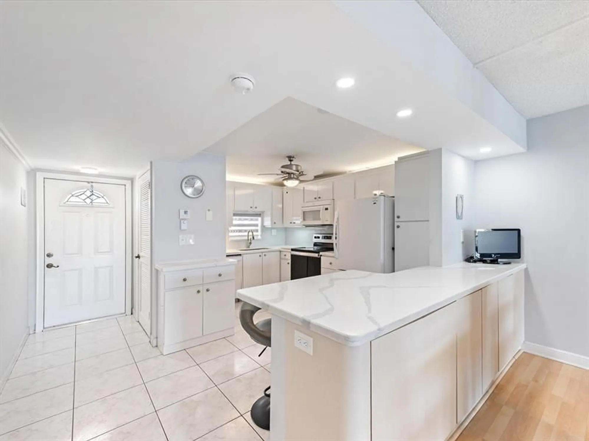 Property Slideshow image 8 of 42 | 9423 s hollybrook lake dr 309, Pembroke Pines, FL, 33025