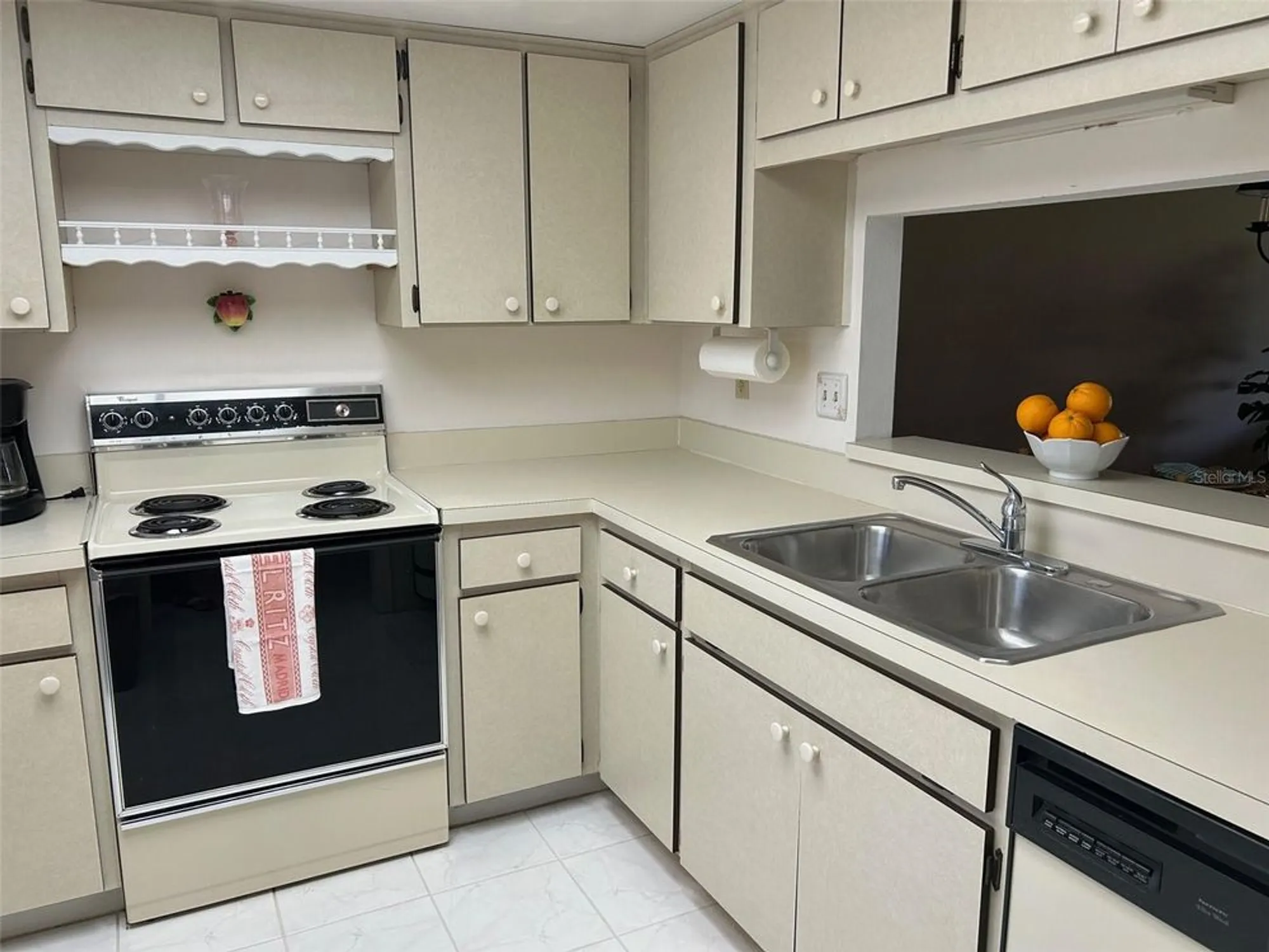 Property Slideshow image 5 of 28 | 2541 laurelwood dr # 8c, Clearwater, FL, 33763