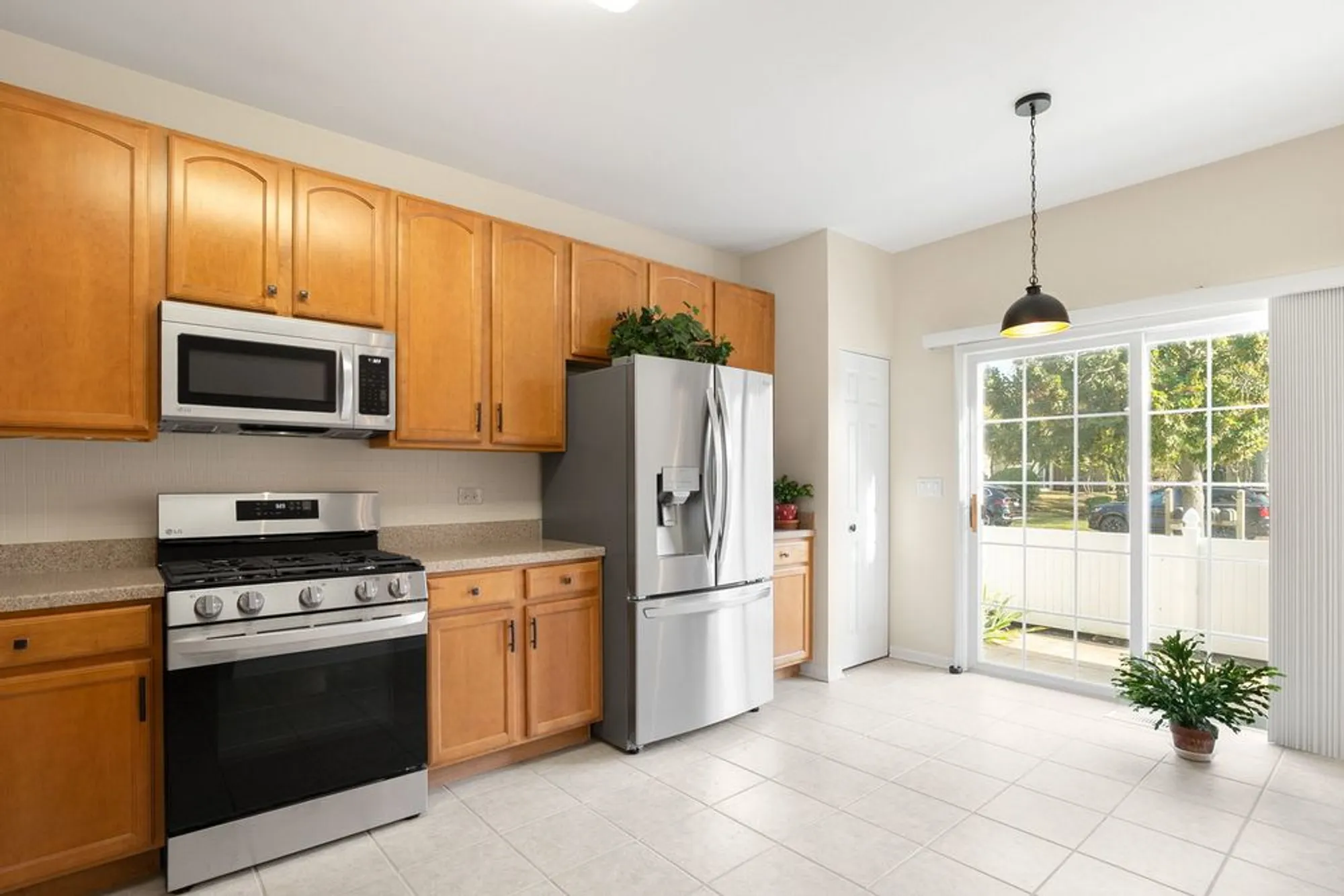 Property Slideshow image 9 of 32 | 272 enfield ln, Grayslake, IL, 60030