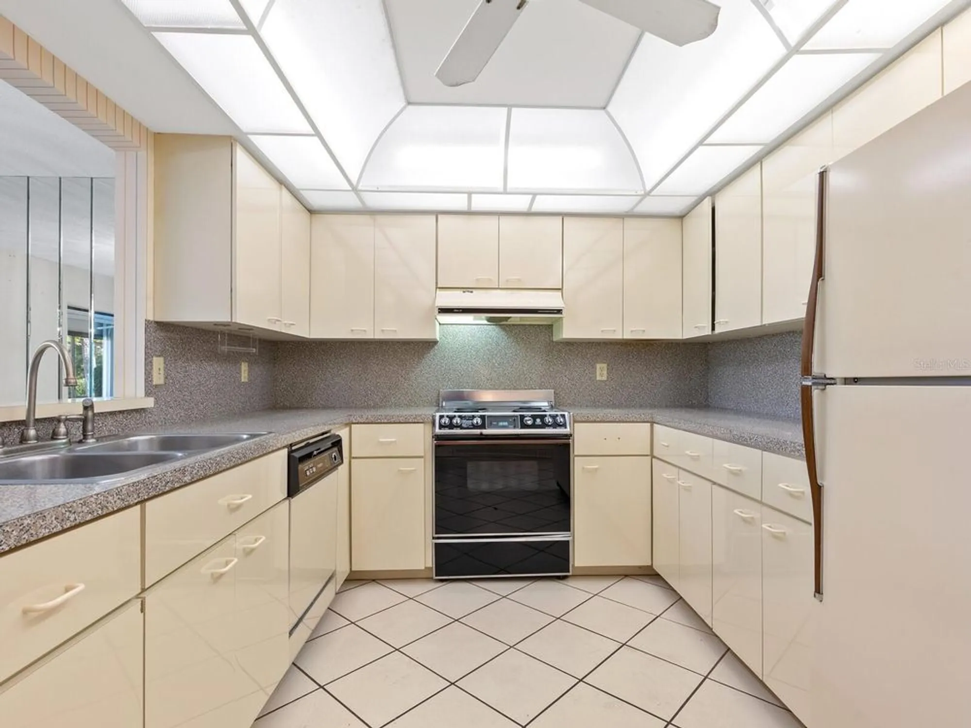 Property Slideshow image 16 of 53 | 5450 golf pointe dr, Sarasota, FL, 34243