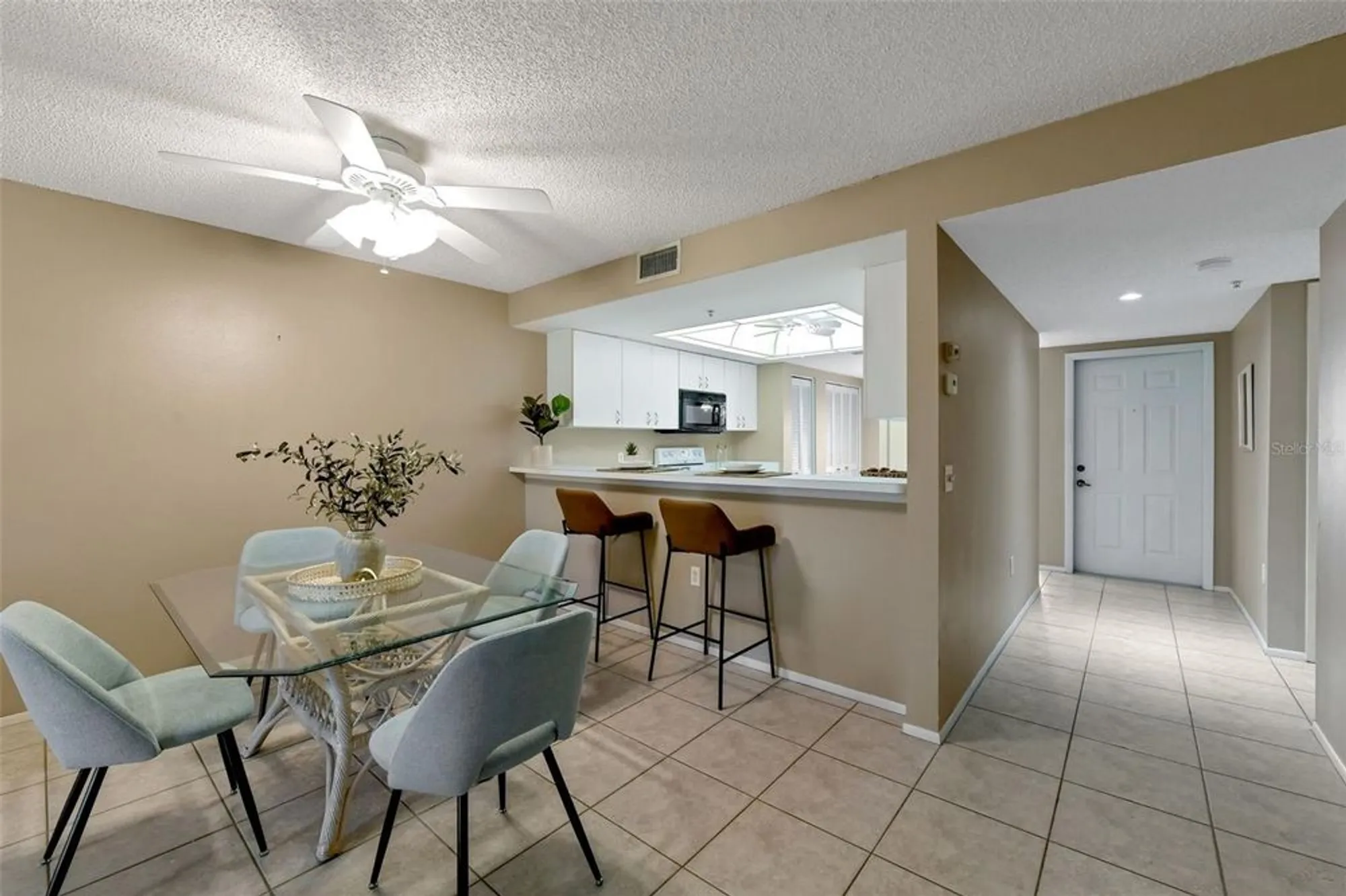 Property Slideshow image 7 of 27 | 6908 drewrys blf 704, Bradenton, FL, 34203