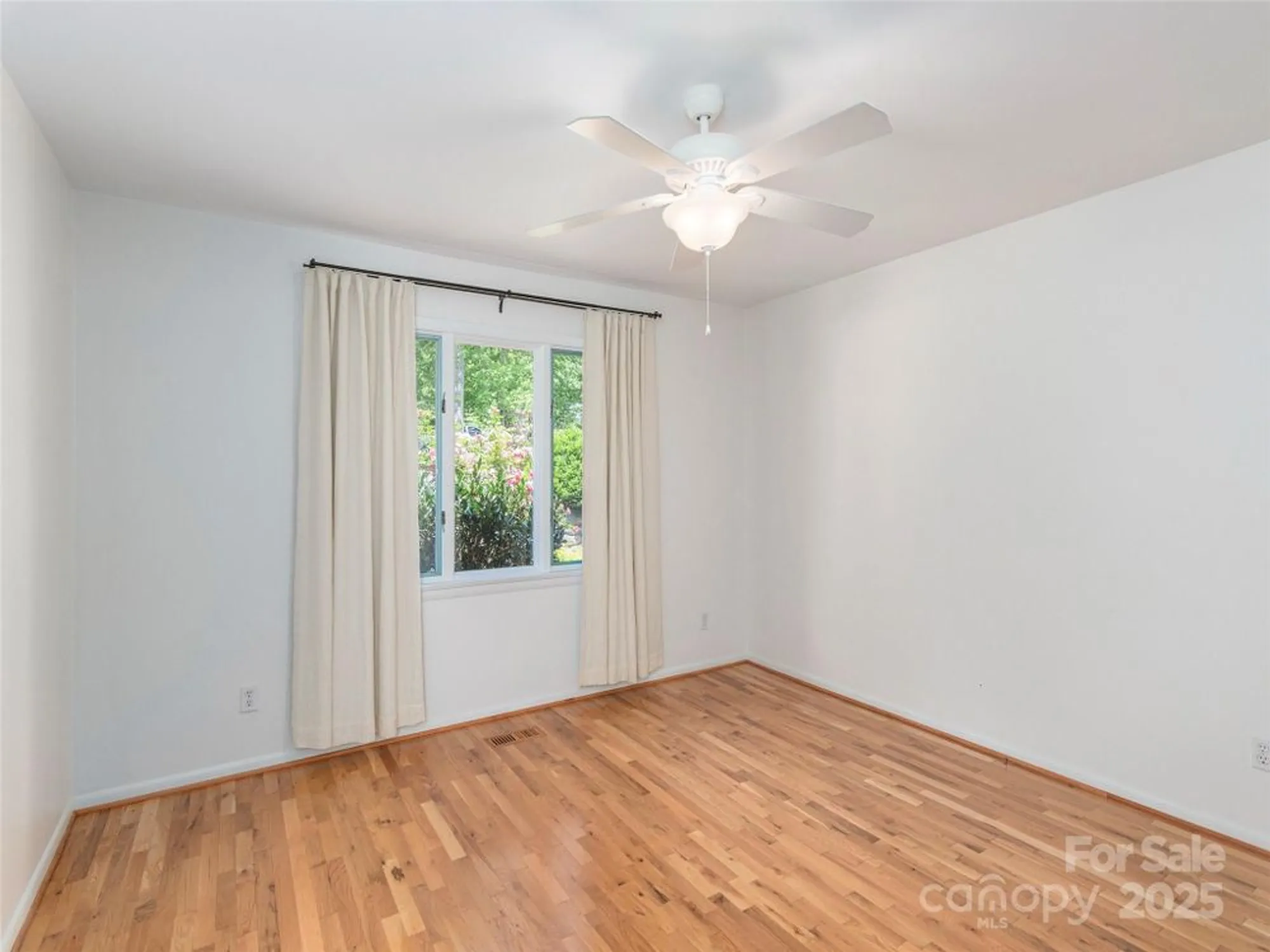 Property Slideshow image 17 of 25 | 208 crowfields dr, Asheville, NC, 28803