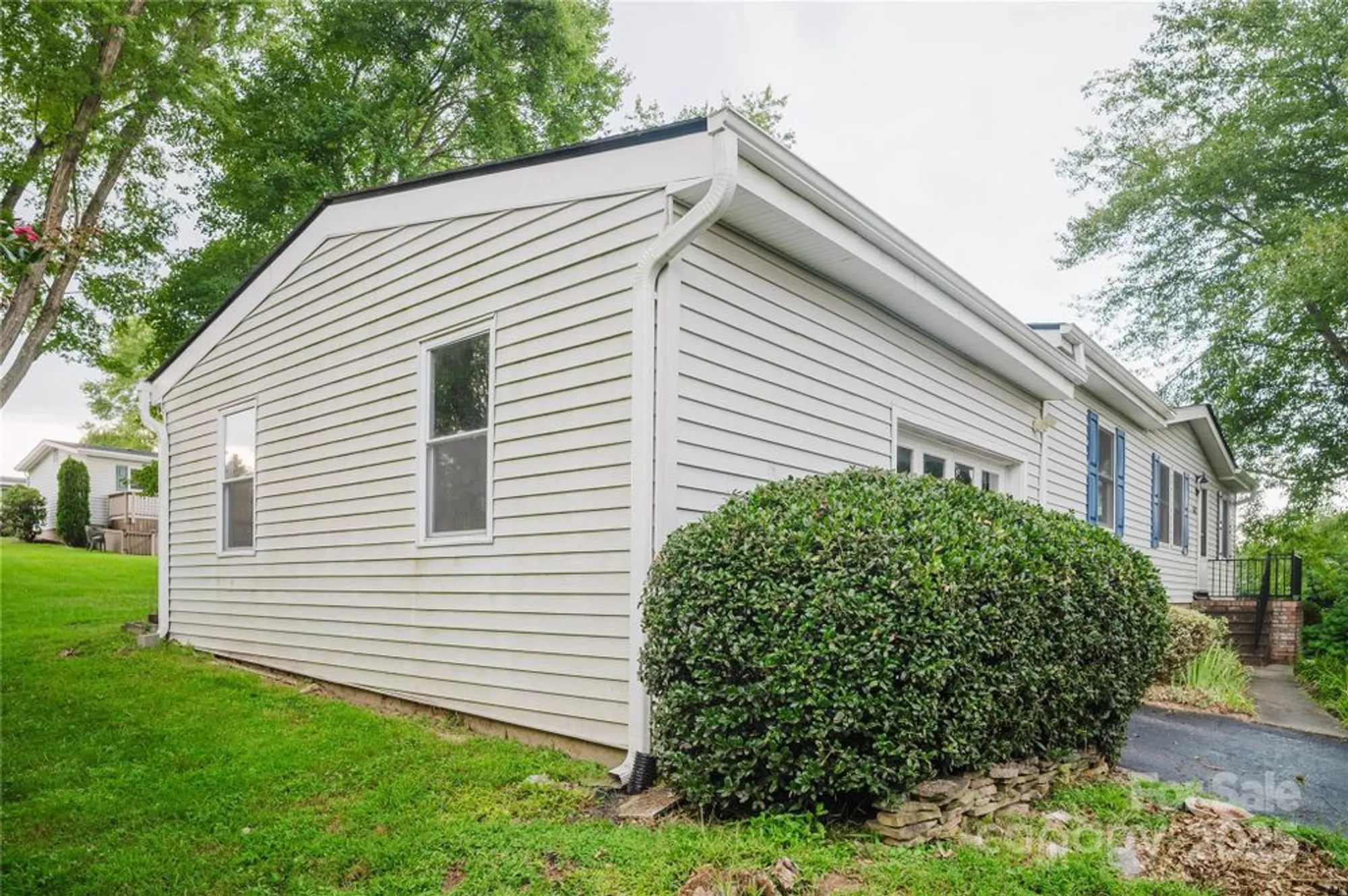 Property Slideshow image 5 of 34 | 402 deerfield ct, Hendersonville, NC, 28792