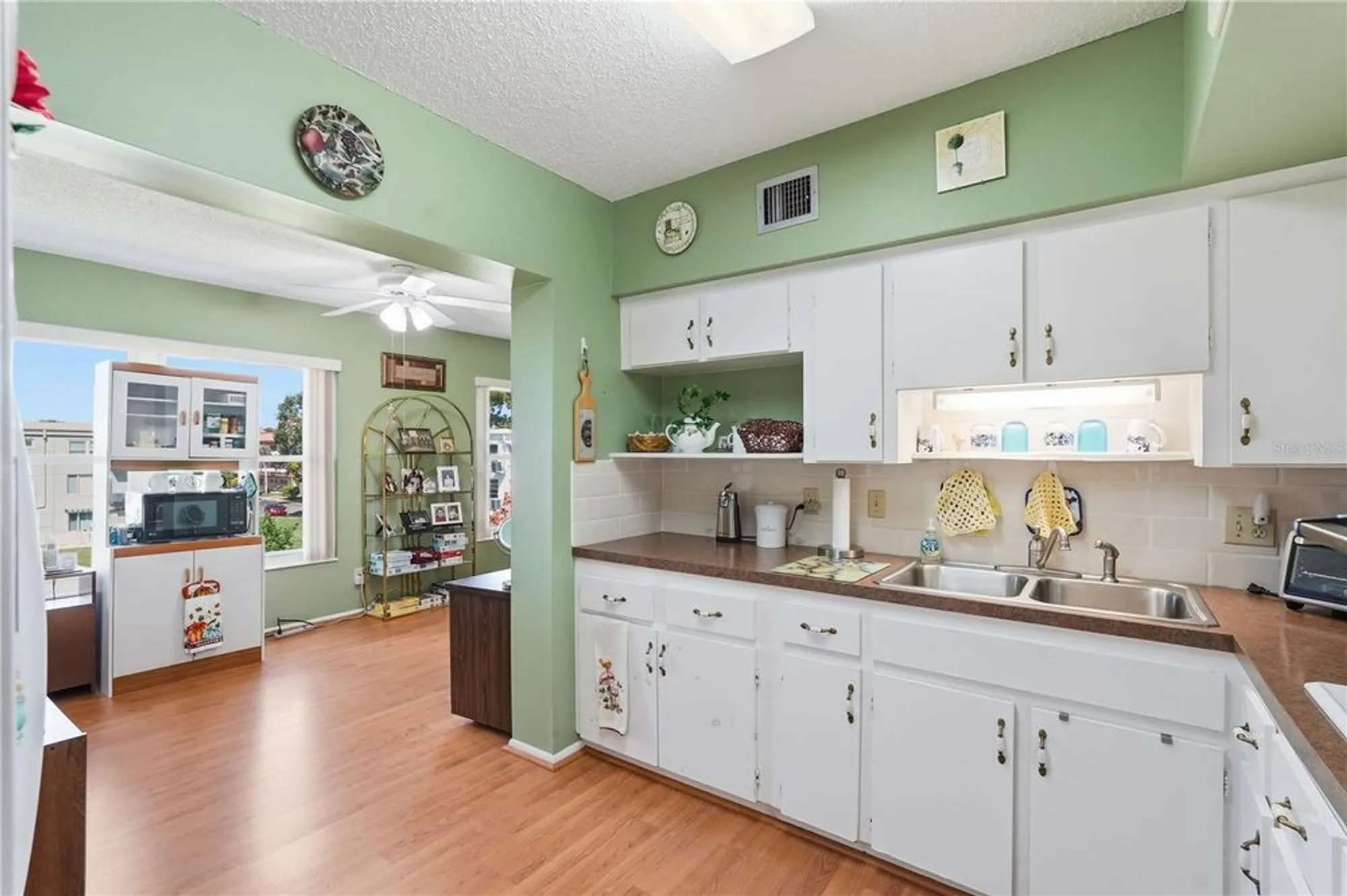 Property Slideshow image 9 of 22 | 2428 columbia dr 54, Clearwater, FL, 33763