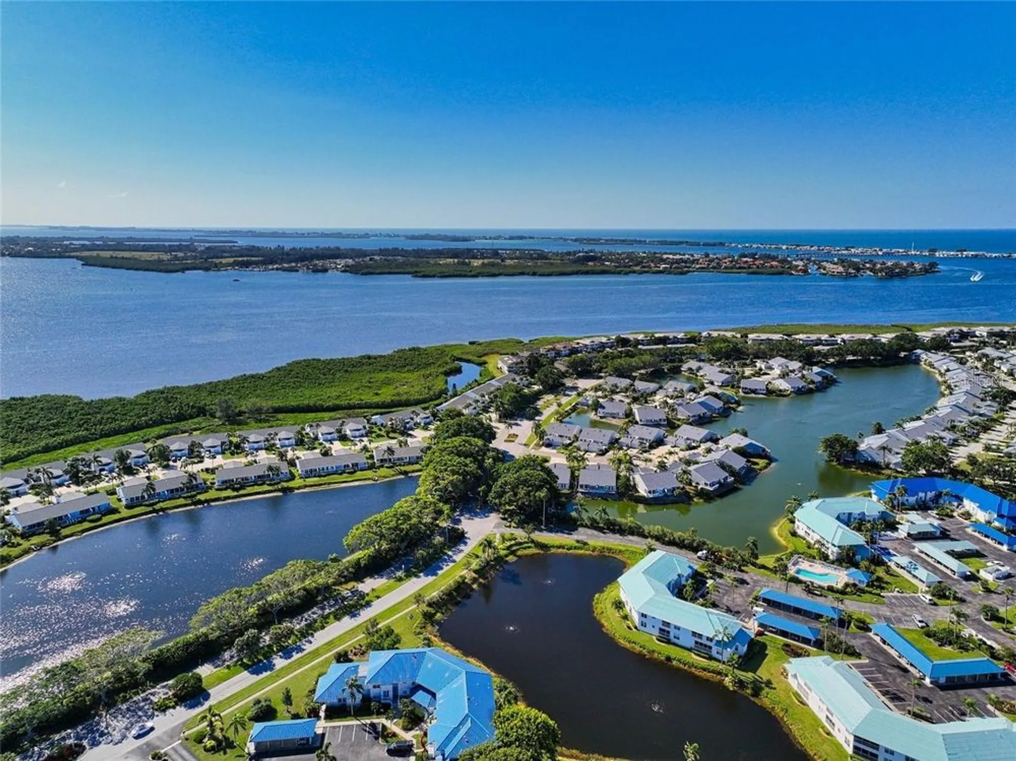 Property Slideshow image 20 of 37 | 967 waterside ln, Bradenton, FL, 34209