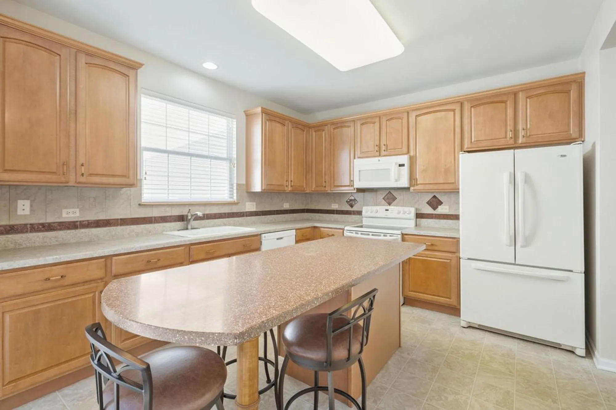 Property Slideshow image 3 of 26 | 2573 venetian ln, Elgin, IL, 60124