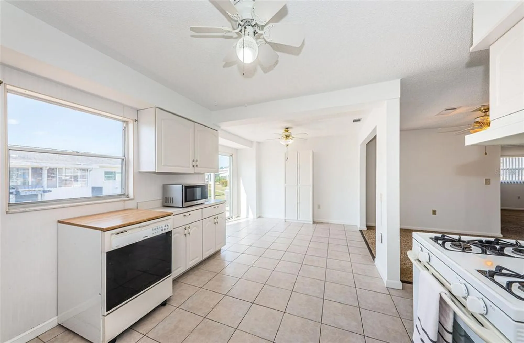 Property Slideshow image 6 of 40 | 10022 lily st, Pinellas Park, FL, 33782