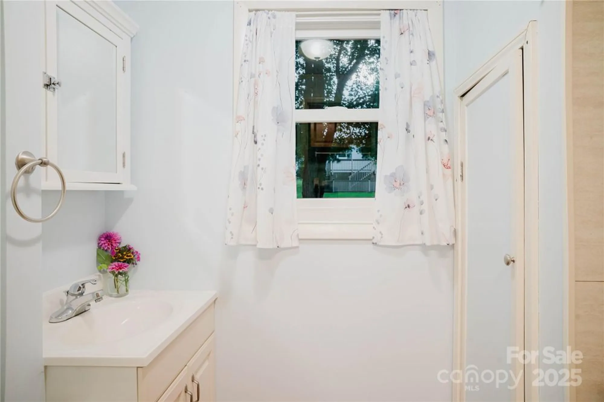 Property Slideshow image 23 of 34 | 402 deerfield ct, Hendersonville, NC, 28792