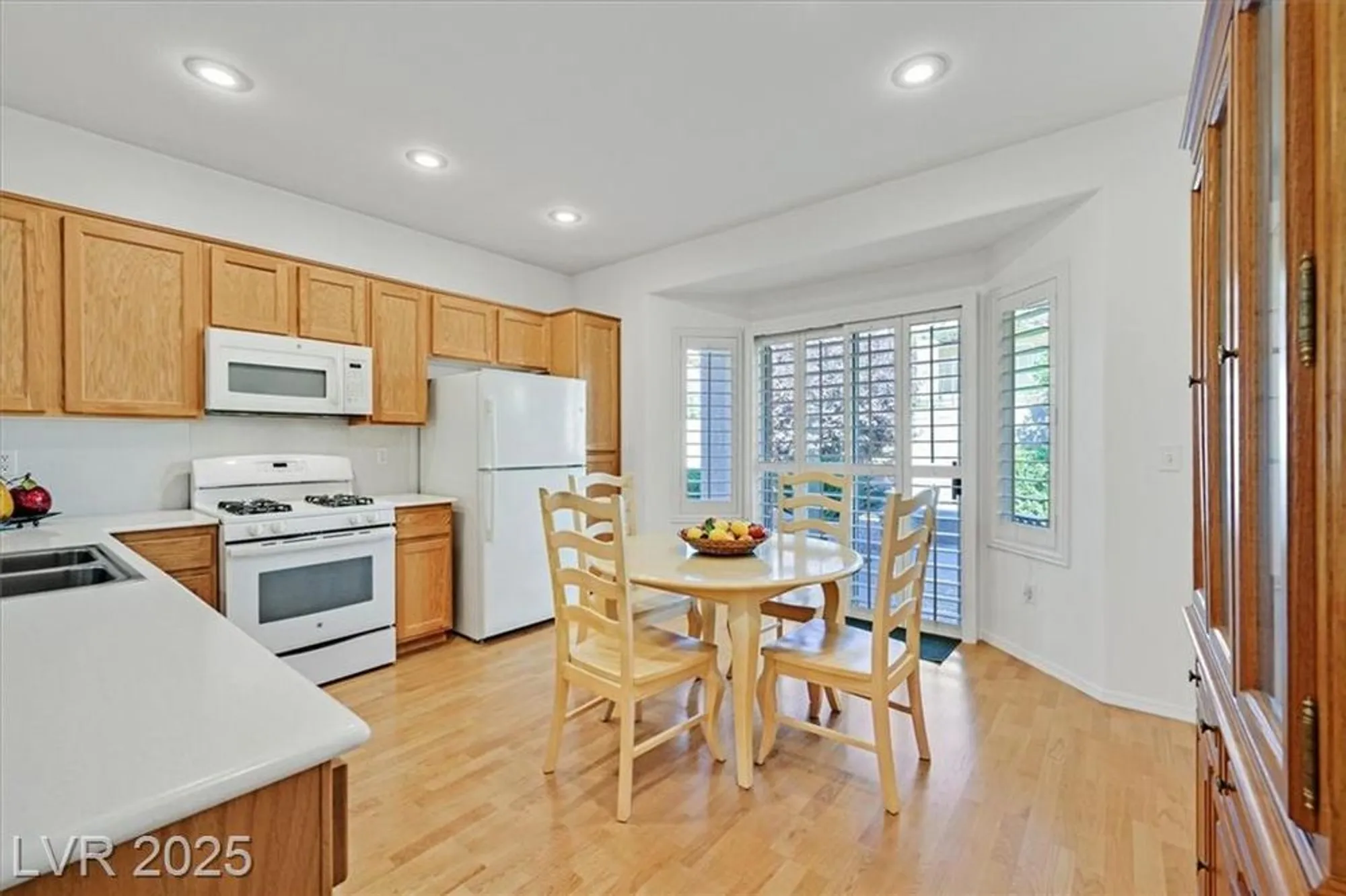 Property Slideshow image 8 of 37 | 2790 meadow park ave, Henderson, NV, 89052