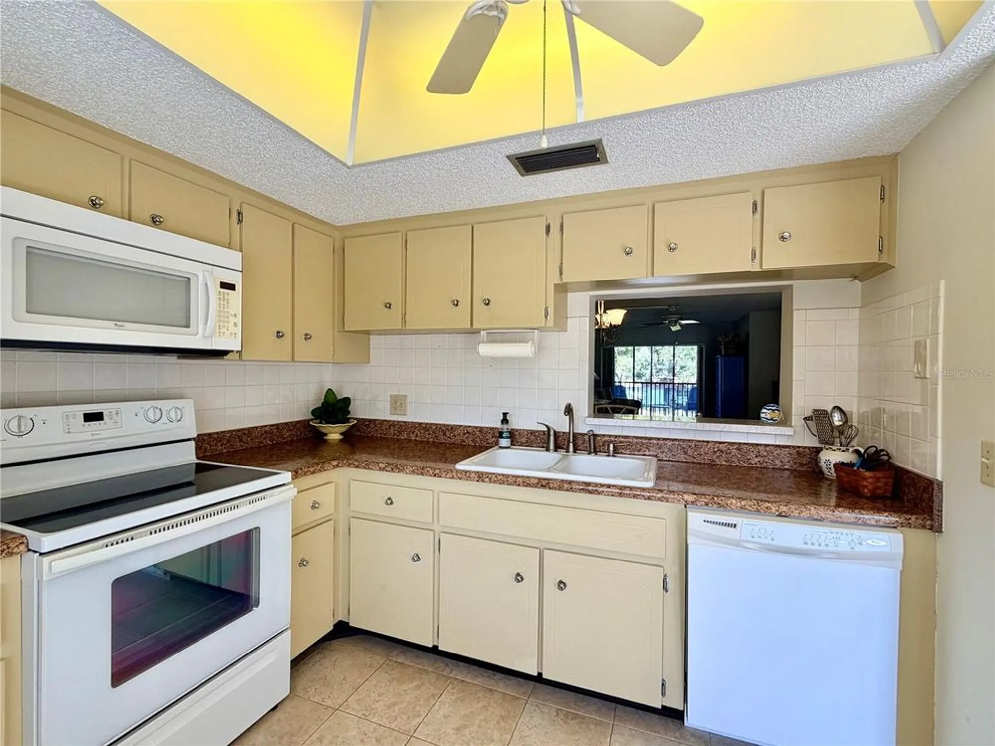 Property Slideshow image 14 of 30 | 851 maple ct 209, Dunedin, FL, 34698