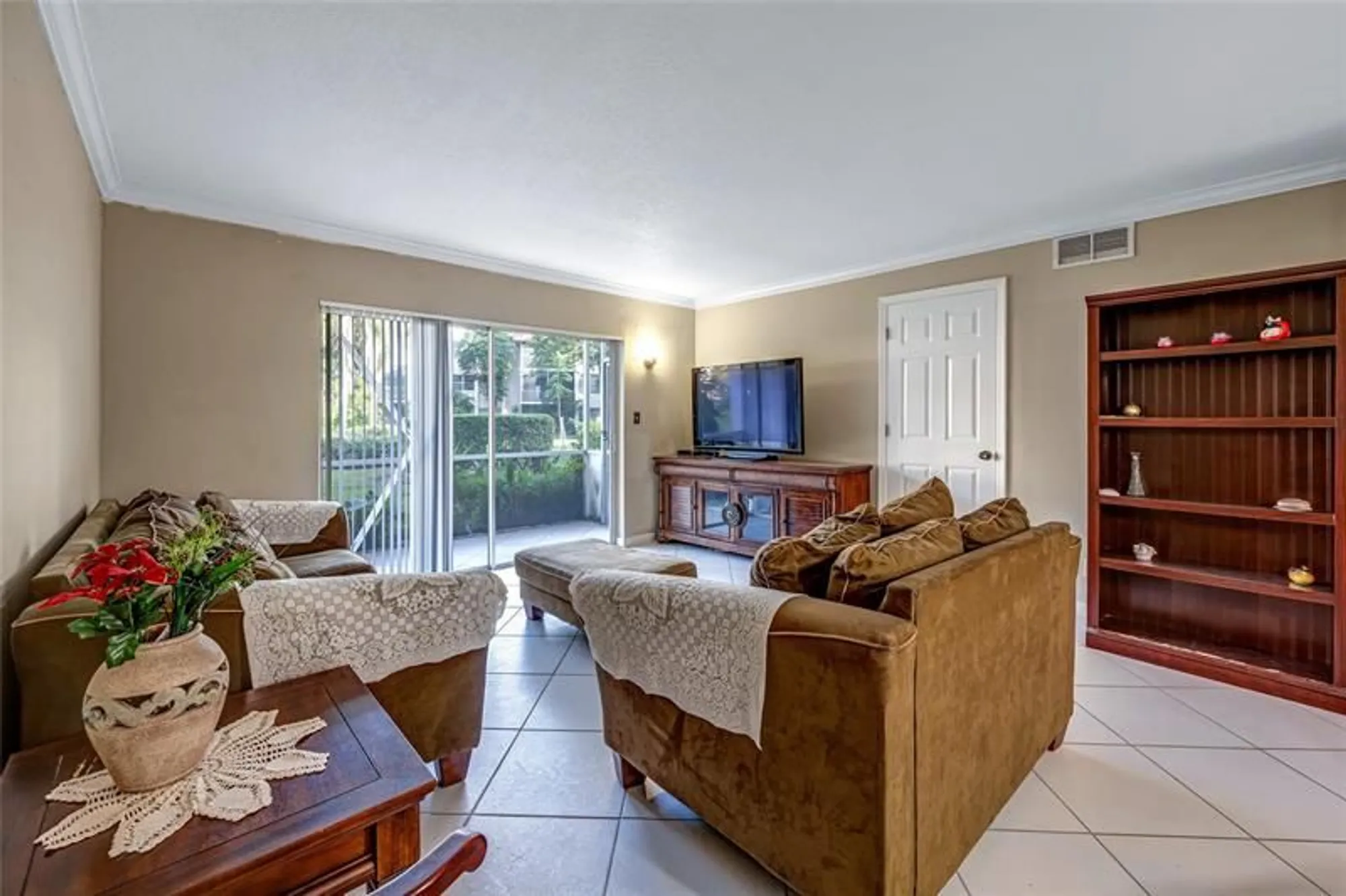 Property Slideshow image 11 of 21 | 3774 inverrary blvd apt 104p, Lauderhill, FL, 33319