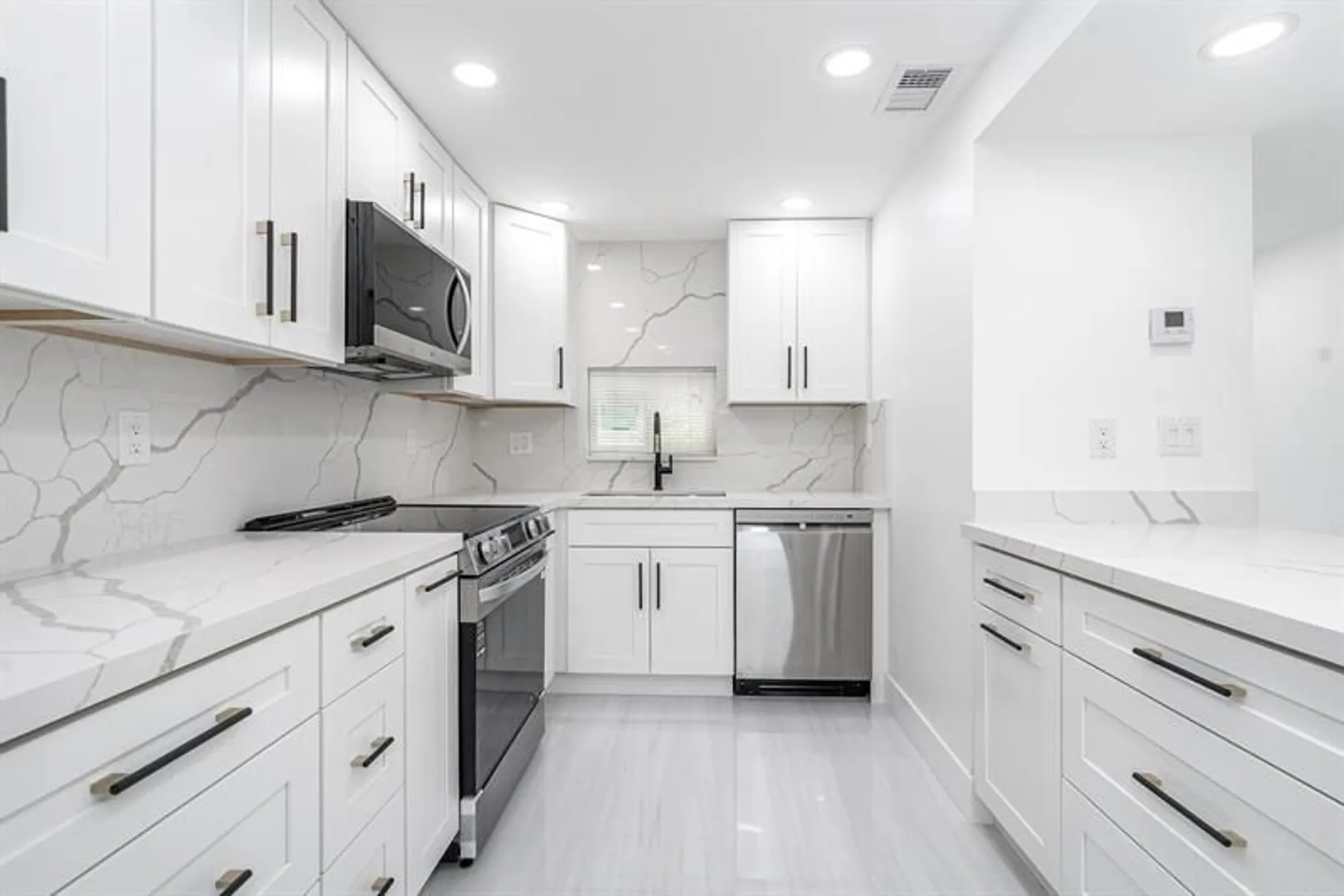 Property Slideshow image 10 of 61 | 9811 n hollybrook lake dr 308, Pembroke Pines, FL, 33025