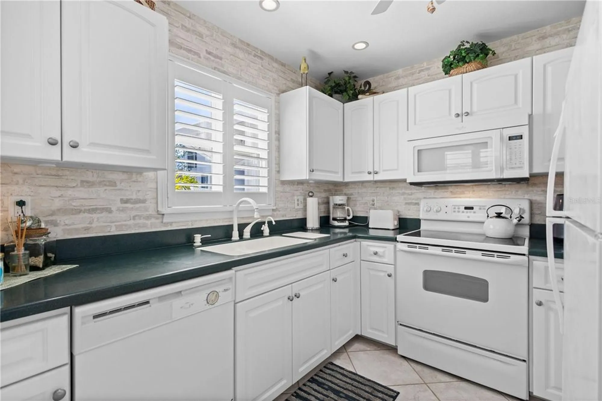 Property Slideshow image 11 of 51 | 803 audubon dr # 803, Bradenton, FL, 34209