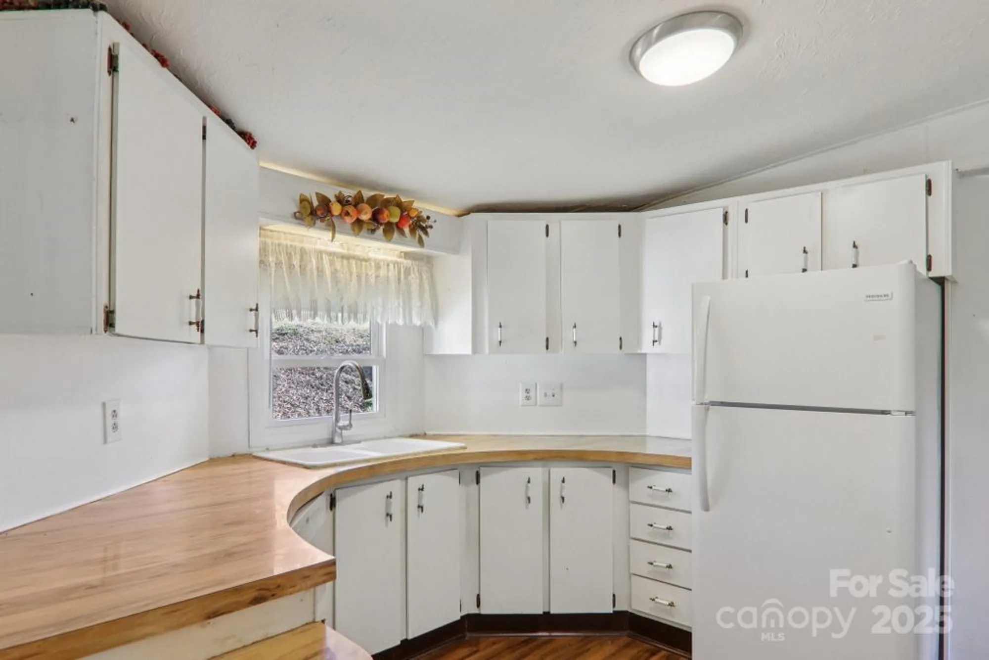 Property Slideshow image 16 of 44 | 201 cranbrook cir, Hendersonville, NC, 28792