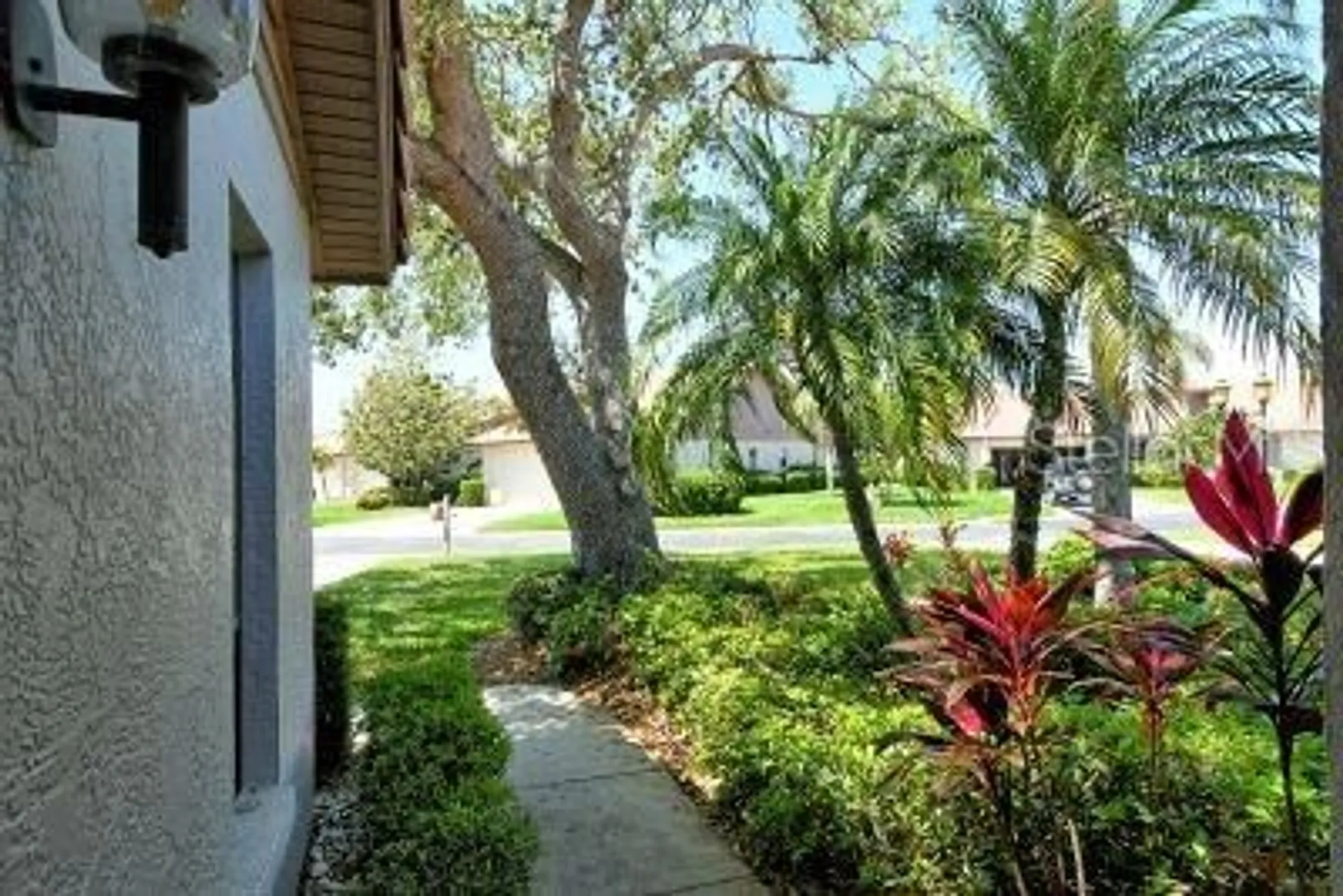 Property Slideshow image 4 of 28 | 3954 wilshire cir e # 165, Sarasota, FL, 34238