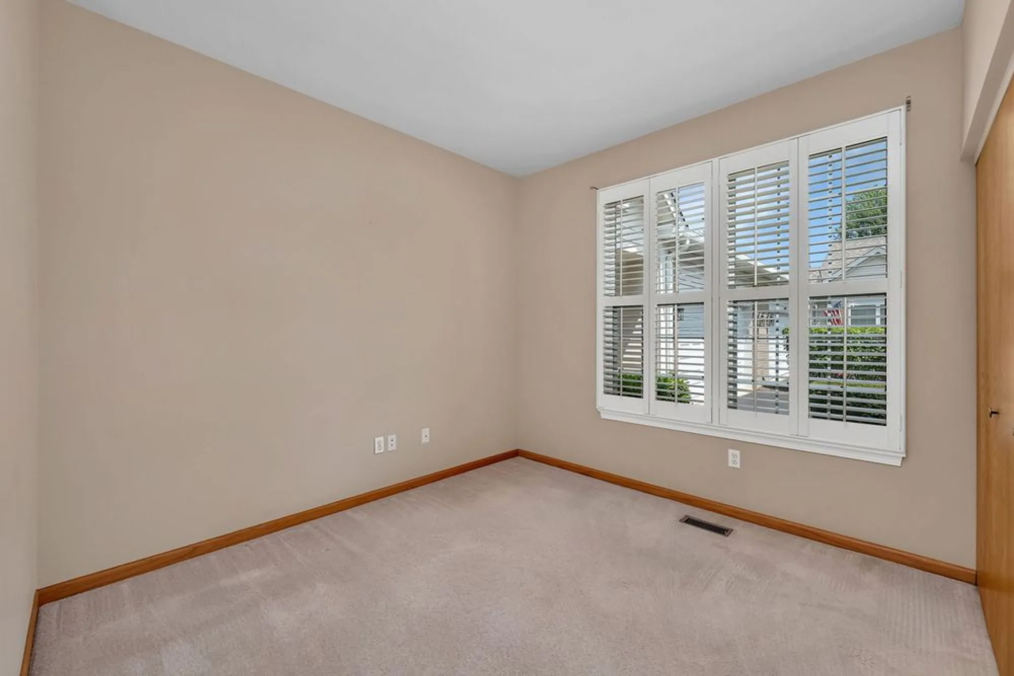 Property Slideshow image 5 of 25 | 1592 w cadillac cir, Romeoville, IL, 60446