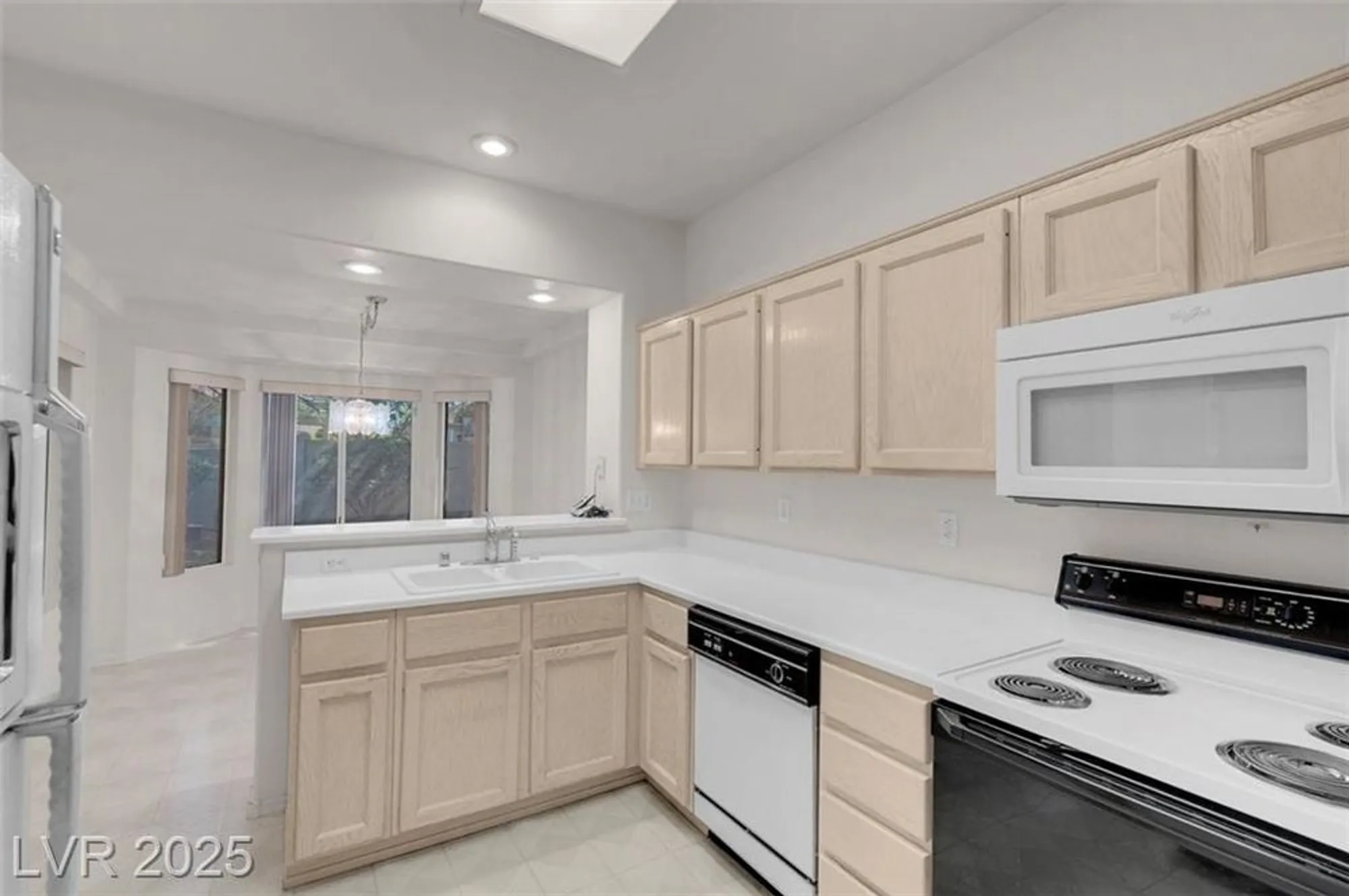 Property Slideshow image 18 of 38 | 10013 cresent creek dr, Las Vegas, NV, 89134