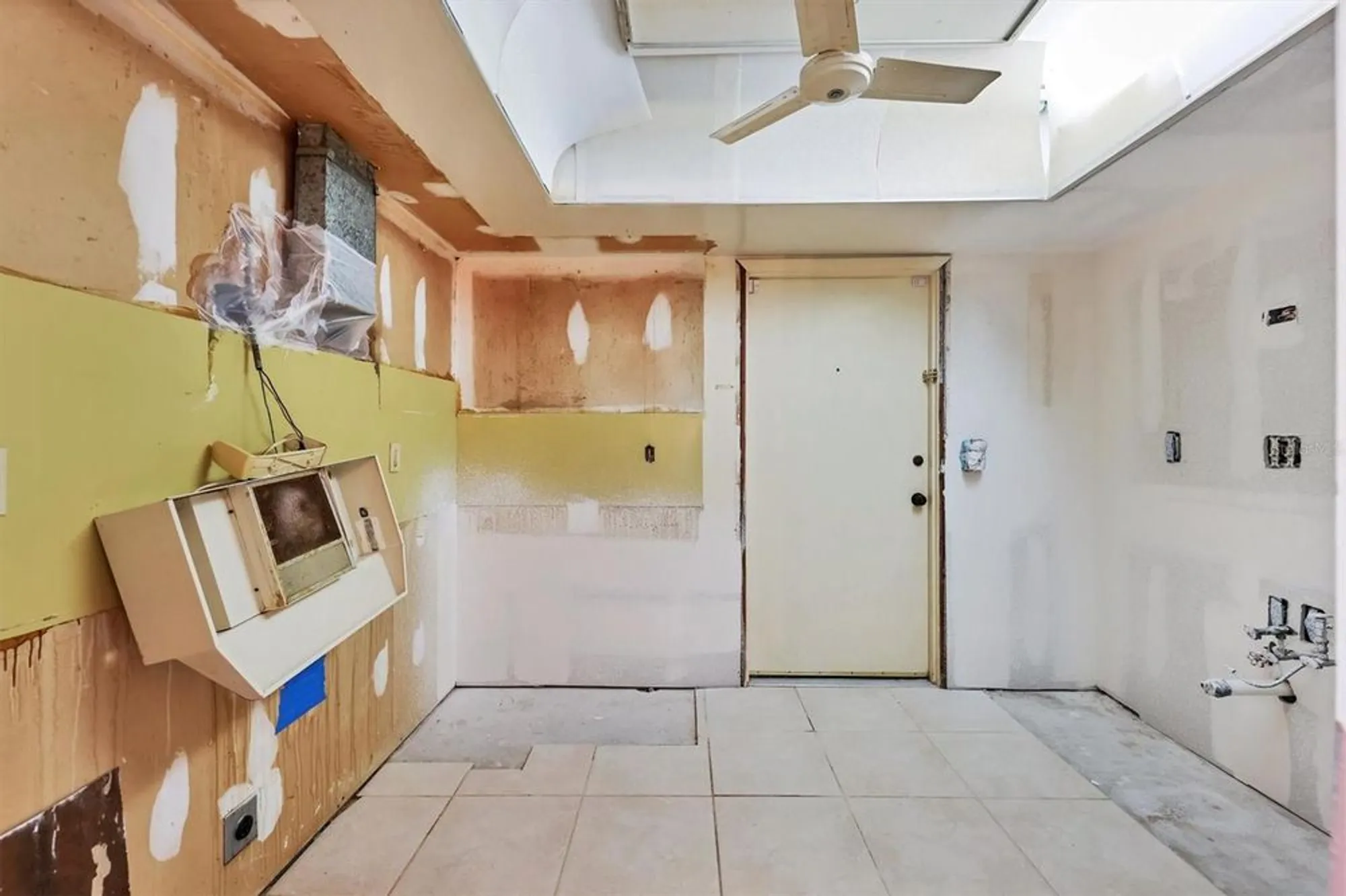 Property Slideshow image 12 of 53 | 101 whispering sands dr apt 205, Sarasota, FL, 34242