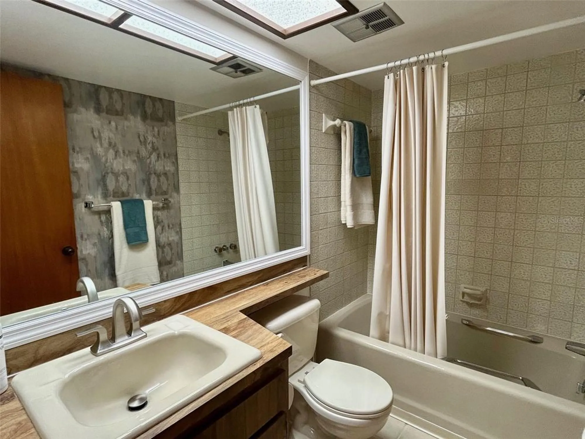 Property Slideshow image 9 of 28 | 2541 laurelwood dr # 8c, Clearwater, FL, 33763