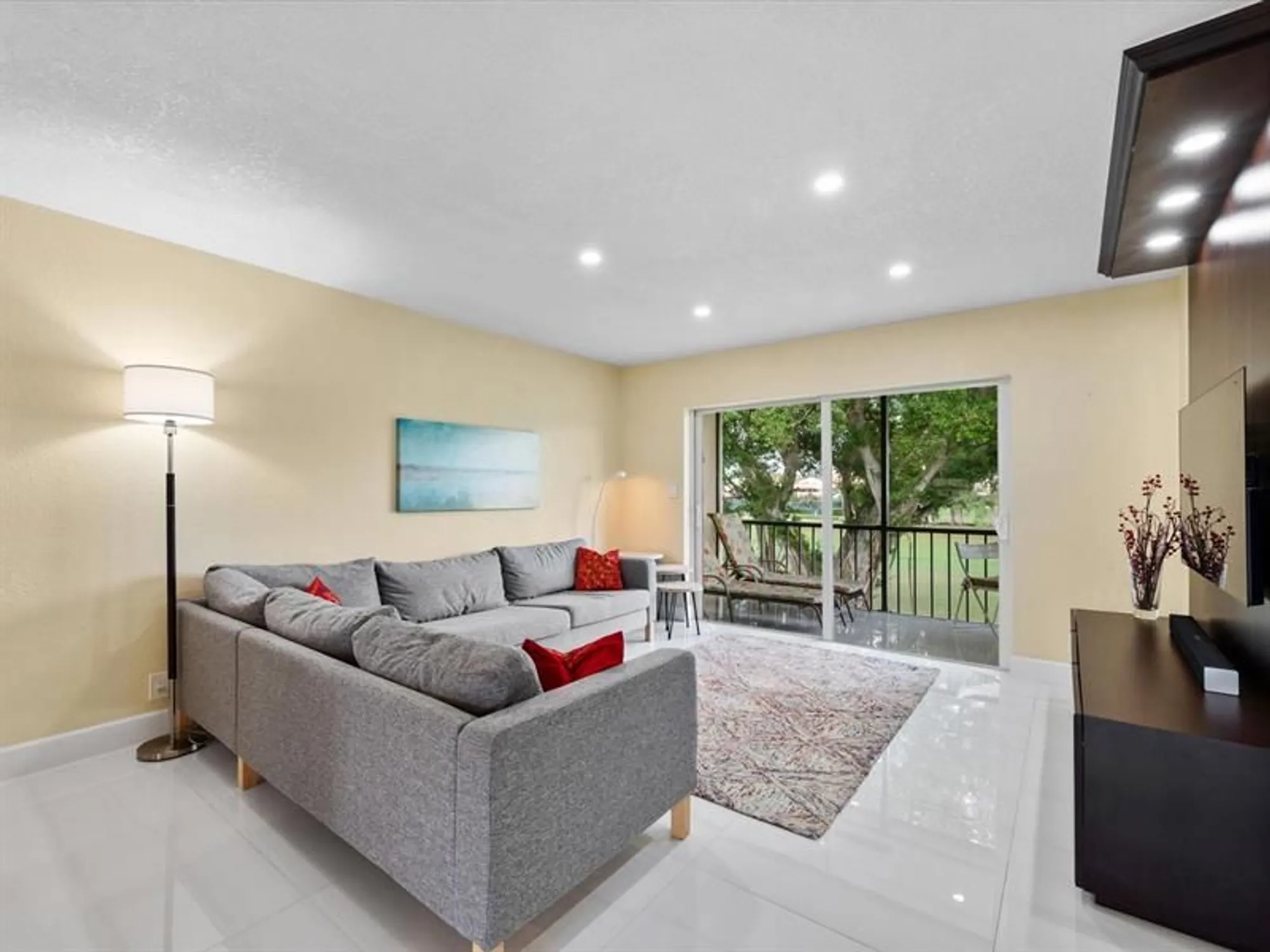 Property Slideshow image 15 of 44 | 9300 n hollybrook lake dr 303, Pembroke Pines, FL, 33025