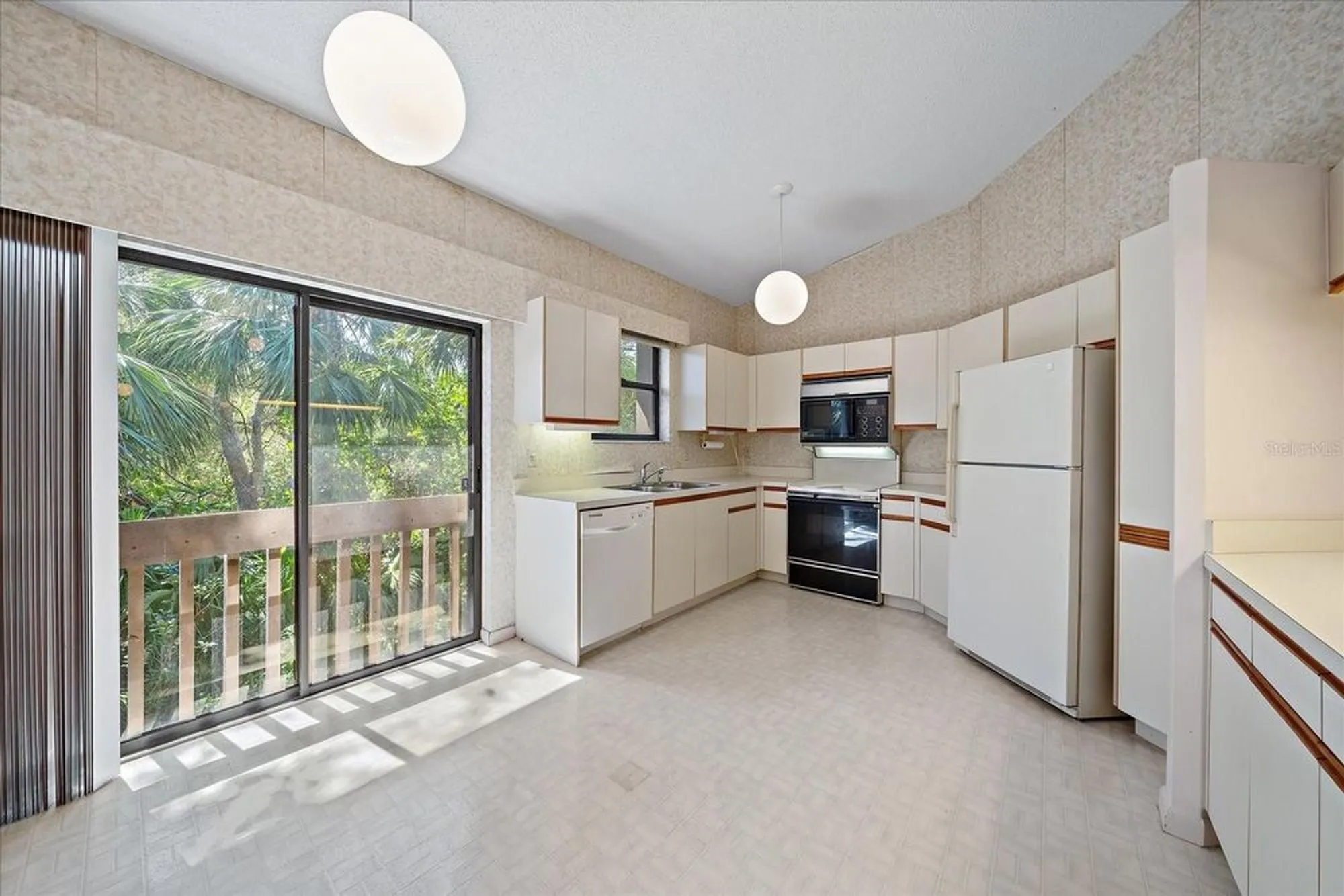 Property Slideshow image 17 of 54 | 1654 starling dr 201, Sarasota, FL, 34231
