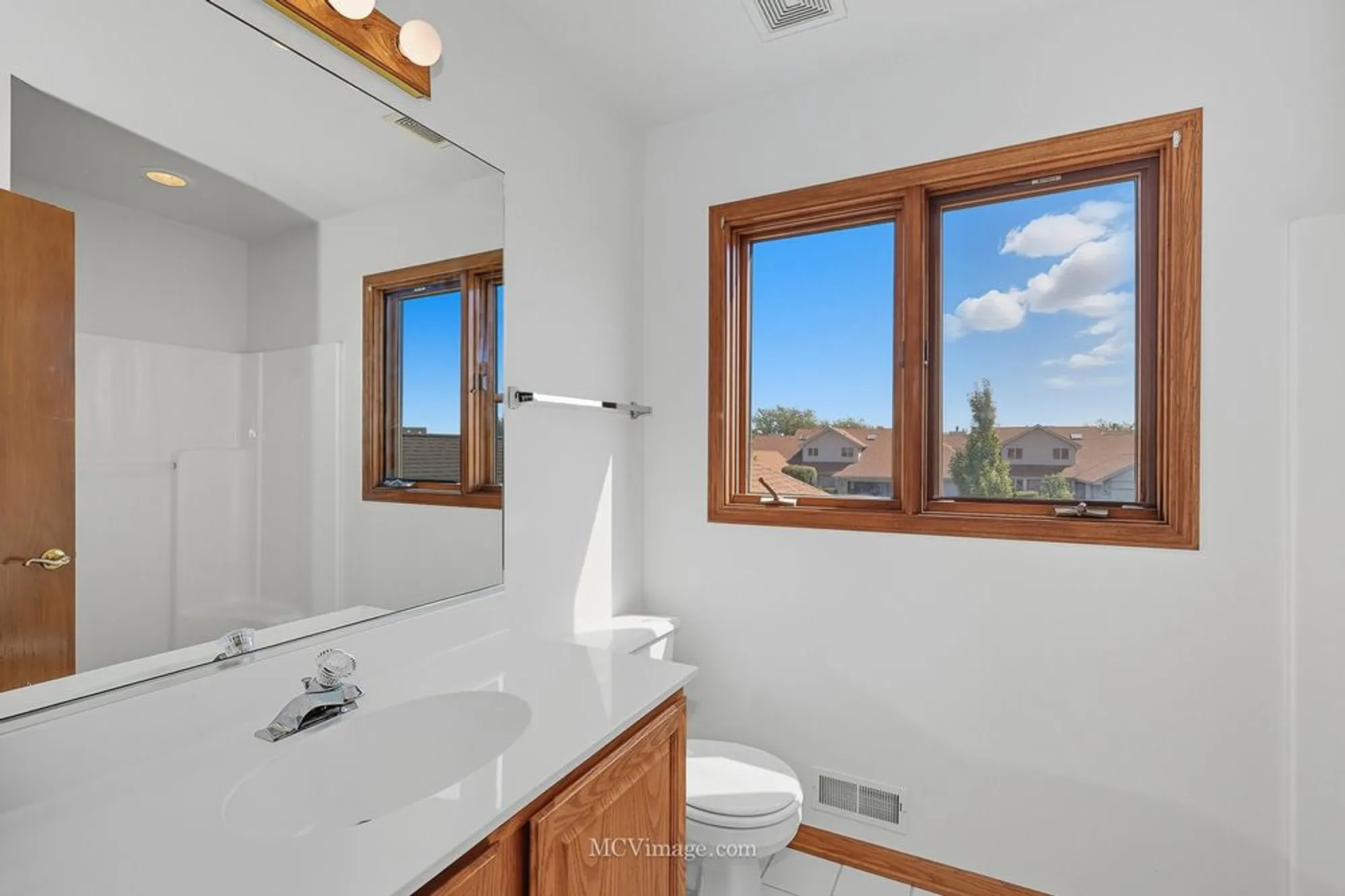 Property Slideshow image 16 of 25 | 18434 lakeview cir, Tinley Park, IL, 60477