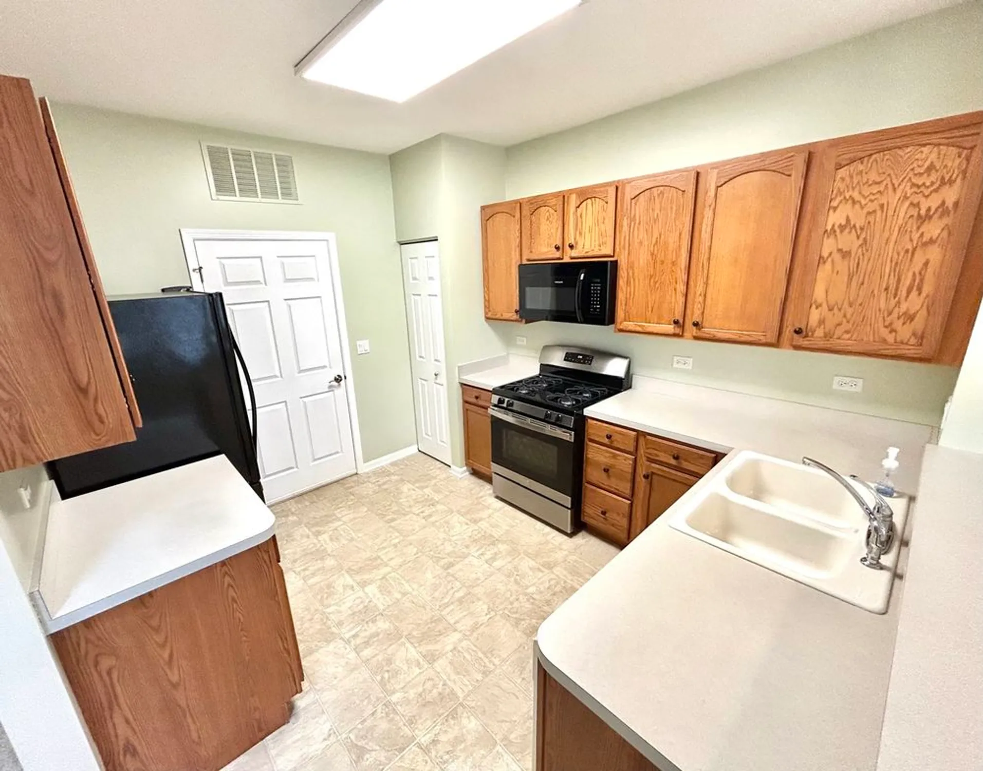 Property Slideshow image 14 of 22 | 21253 legion lake ct, Crest Hill, IL, 60403