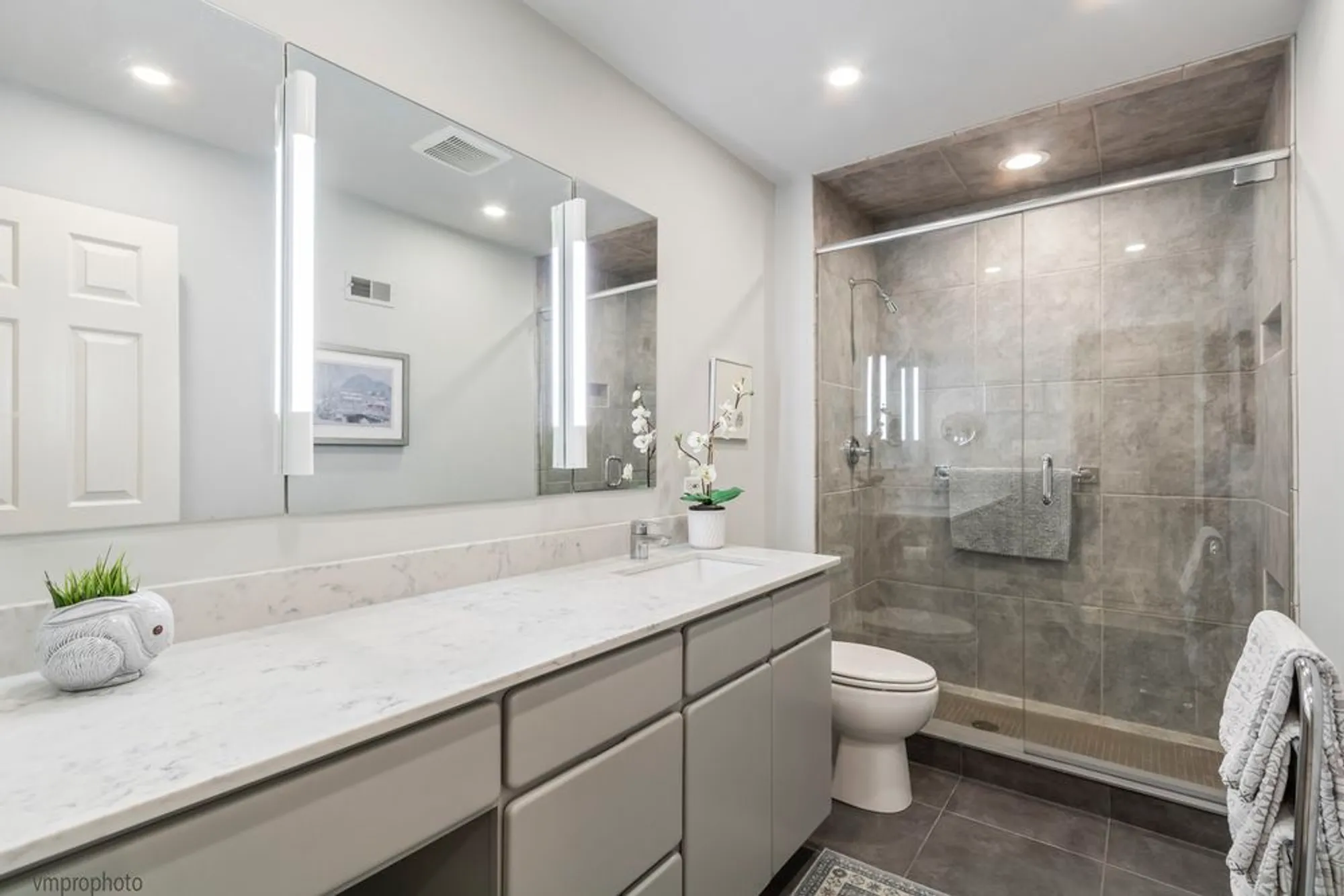 Property Slideshow image 19 of 37 | 68 thornhill ln, Lake Barrington, IL, 60010