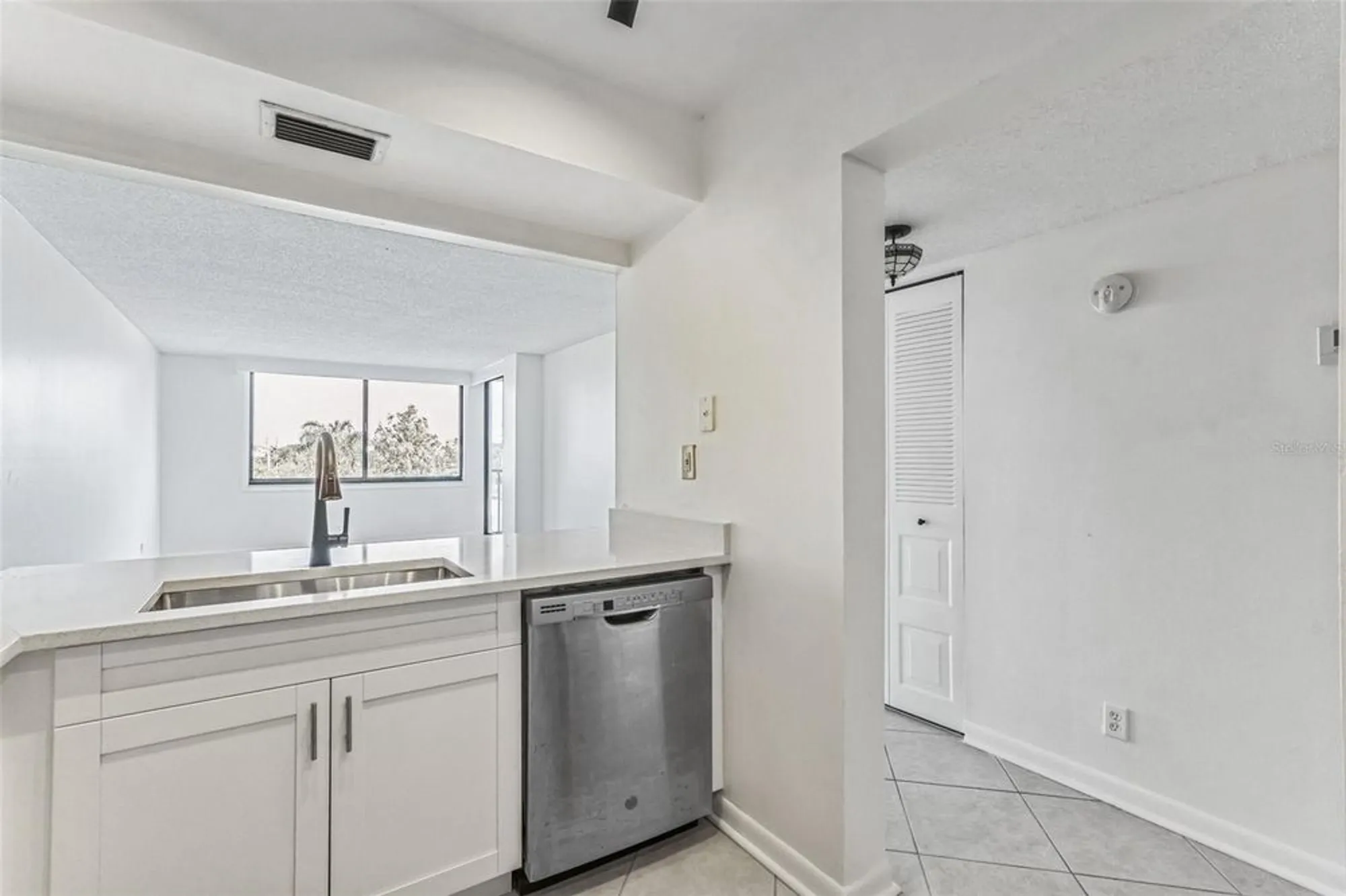Property Slideshow image 9 of 37 | 6219 palma del mar blvd s apt 301, Saint Petersburg, FL, 33715