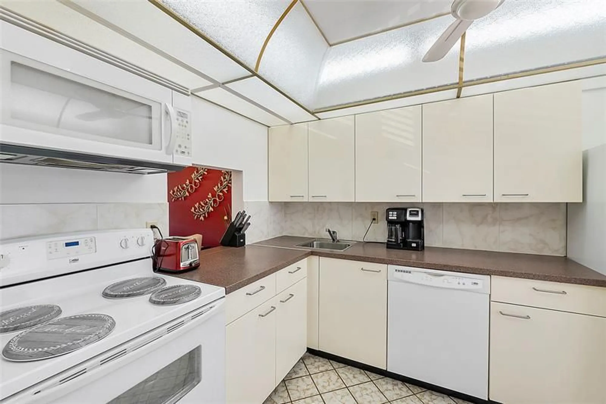 Property Slideshow image 4 of 19 | 6051 nw 61st ave 202, Tamarac, FL, 33319