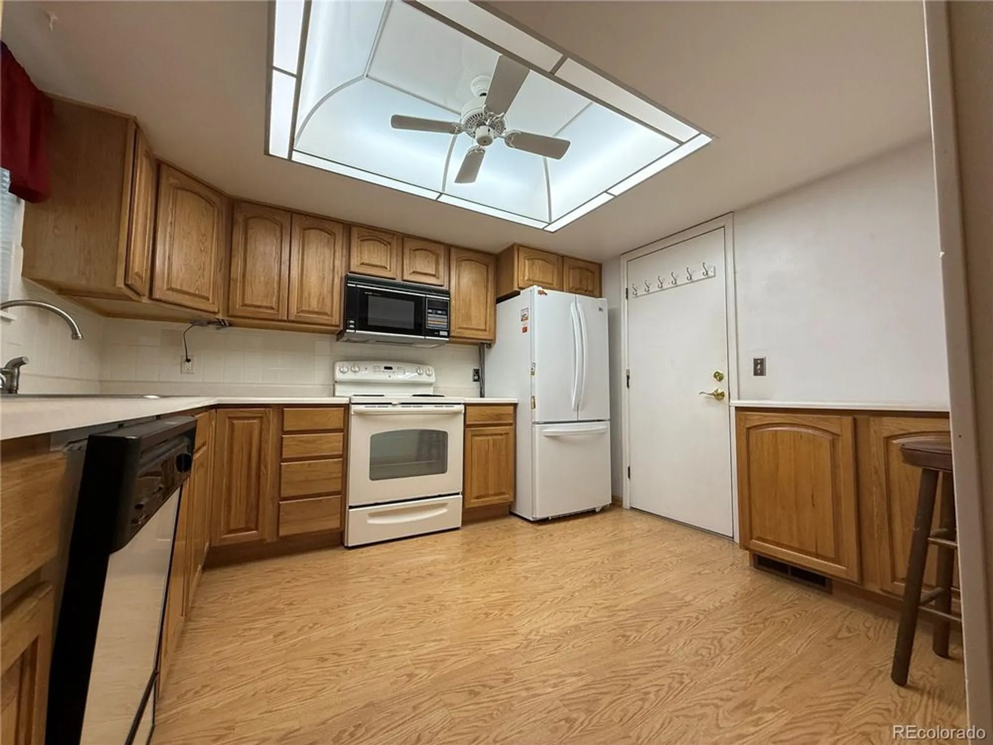 Property Slideshow image 10 of 28 | 13922 e linvale pl, Aurora, CO, 80014