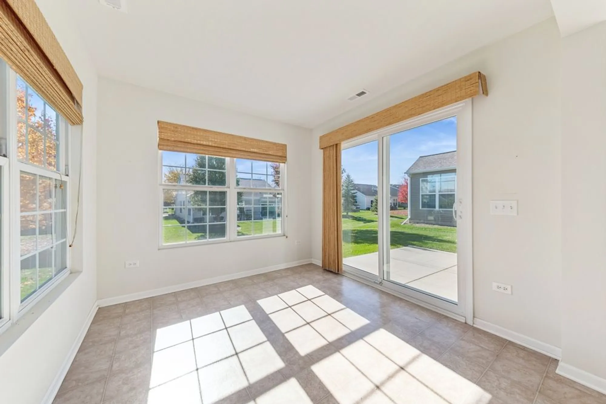 Property Slideshow image 10 of 28 | 2920 stoney creek dr, Elgin, IL, 60124