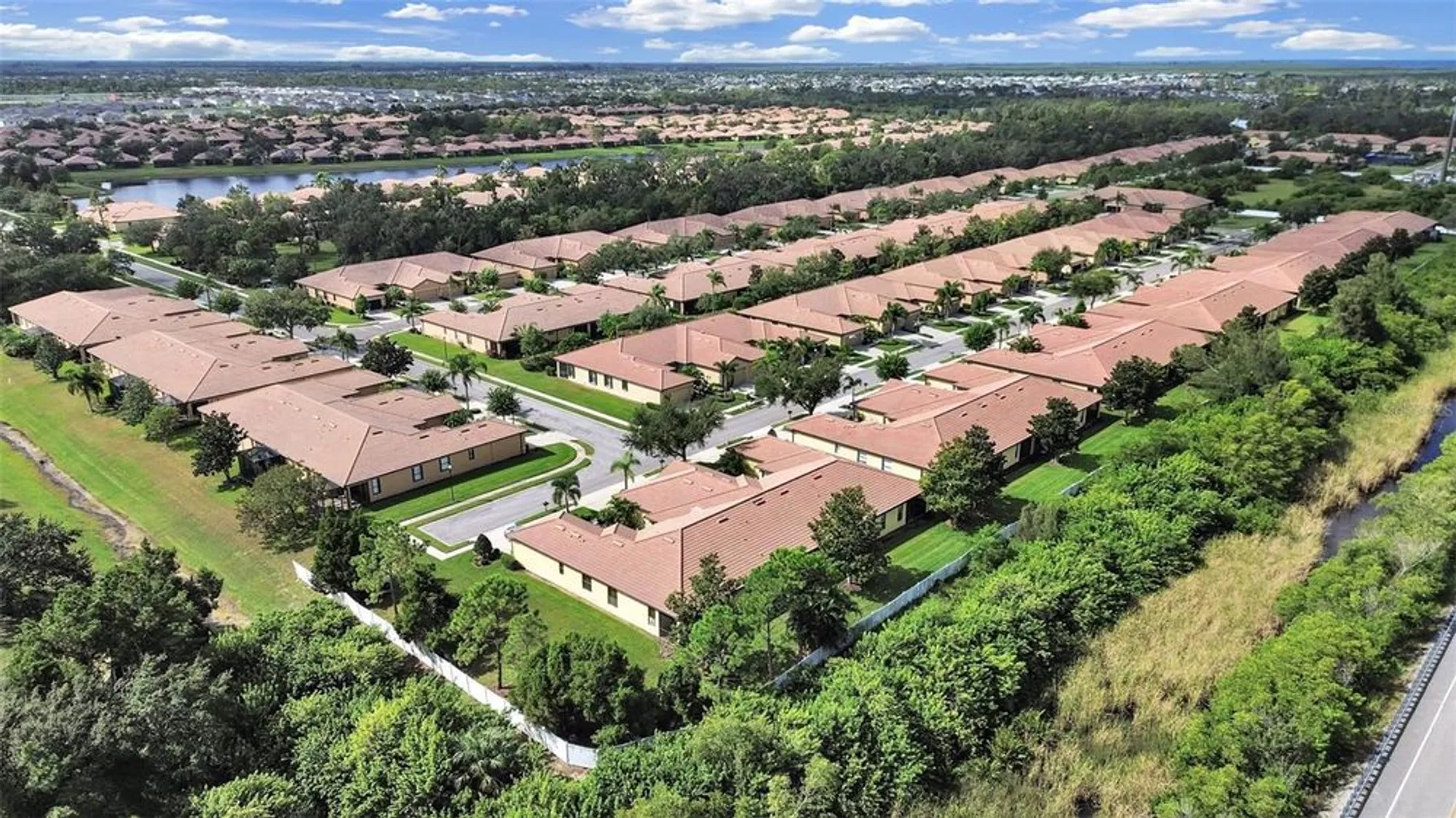 Property Slideshow image 99 of 100 | 303 bluewater falls ct, Apollo Beach, FL, 33572