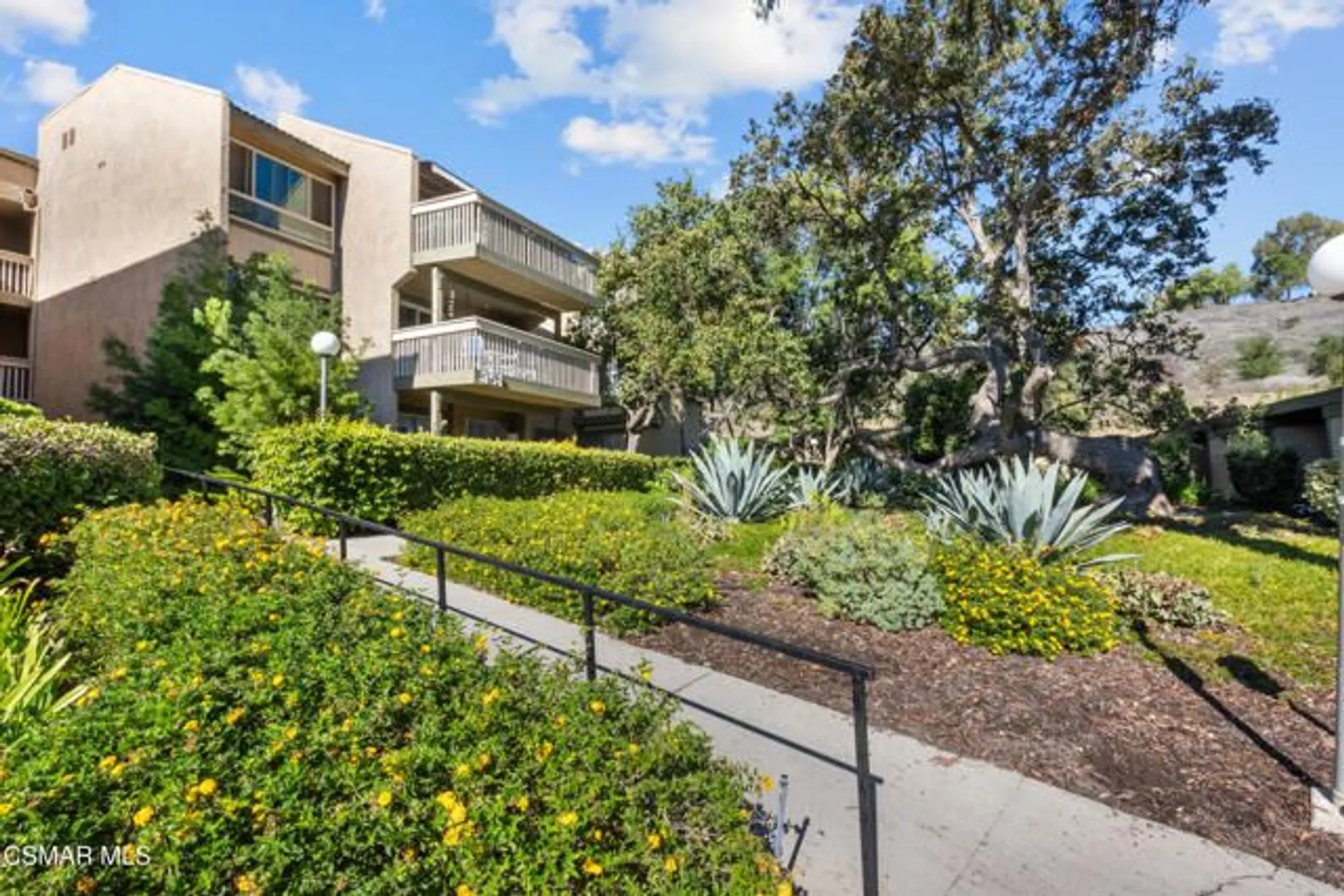 Property Slideshow image 21 of 33 | 351 chestnut hill ct 14, Thousand Oaks, CA, 91360