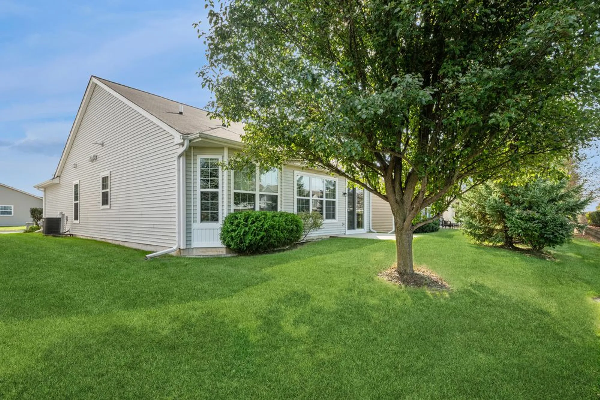 Property Slideshow image 17 of 19 | 2864 edgewater dr, Elgin, IL, 60124