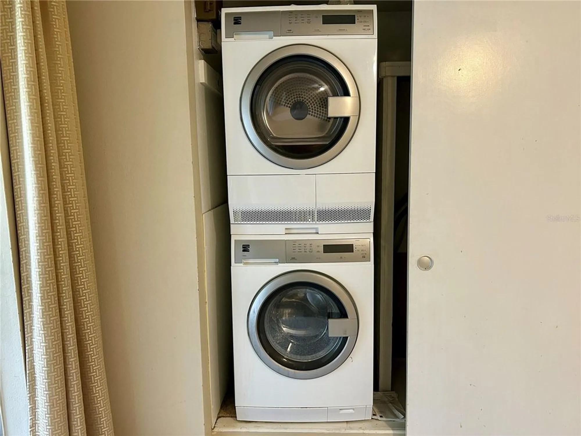 Property Slideshow image 20 of 48 | 2402 ecuadorian way apt 28, Clearwater, FL, 33763