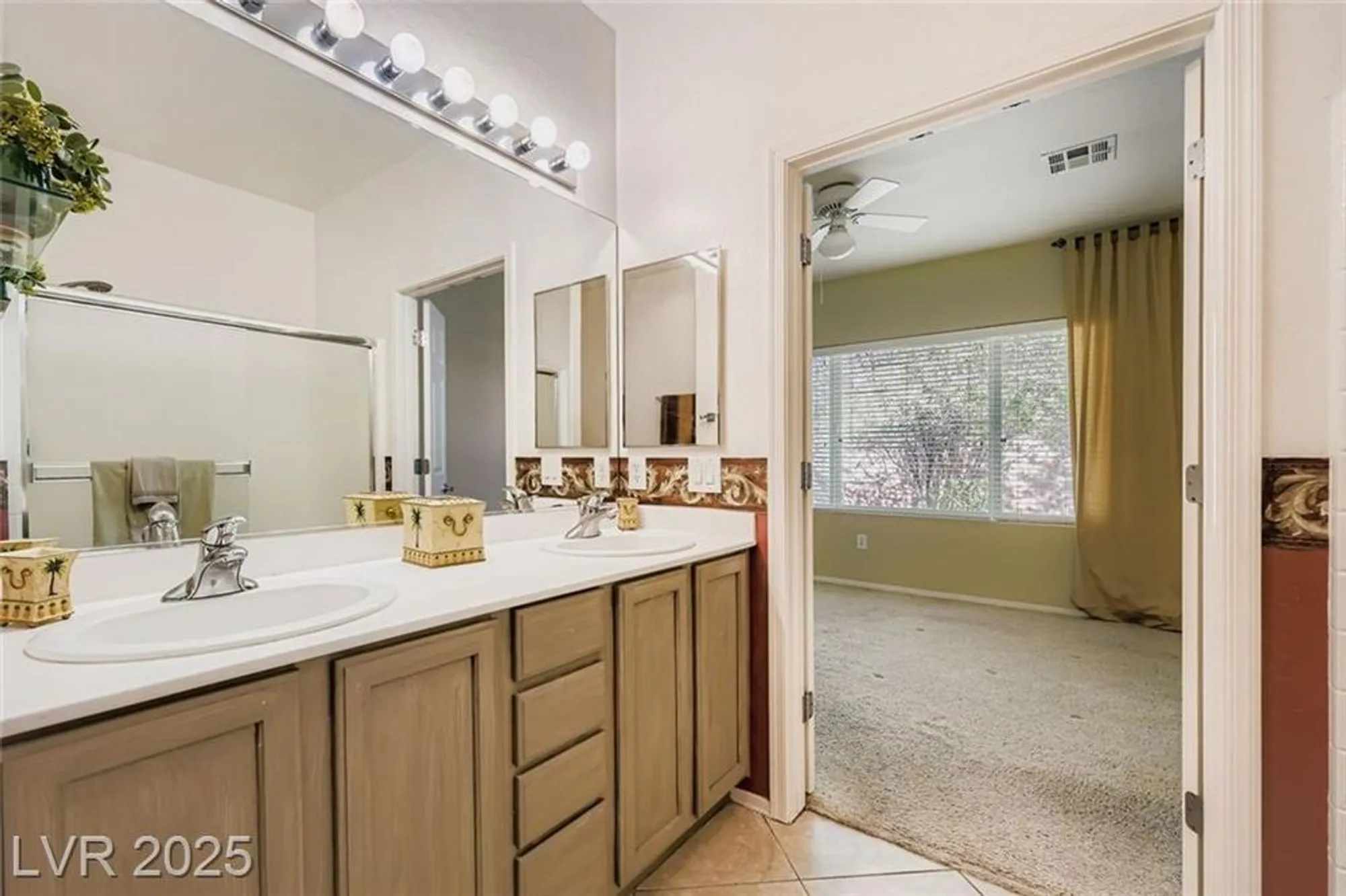 Property Slideshow image 19 of 29 | 2404 willow wren dr, North Las Vegas, NV, 89084