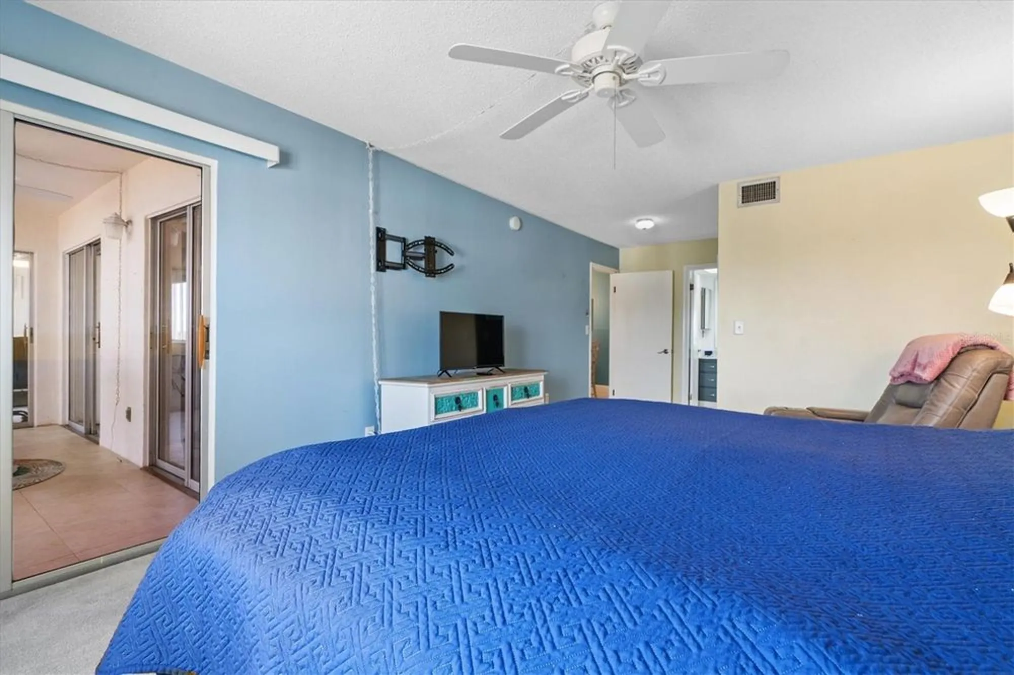 Property Slideshow image 17 of 45 | 19029 us highway 19 n apt 9-404, Clearwater, FL, 33764