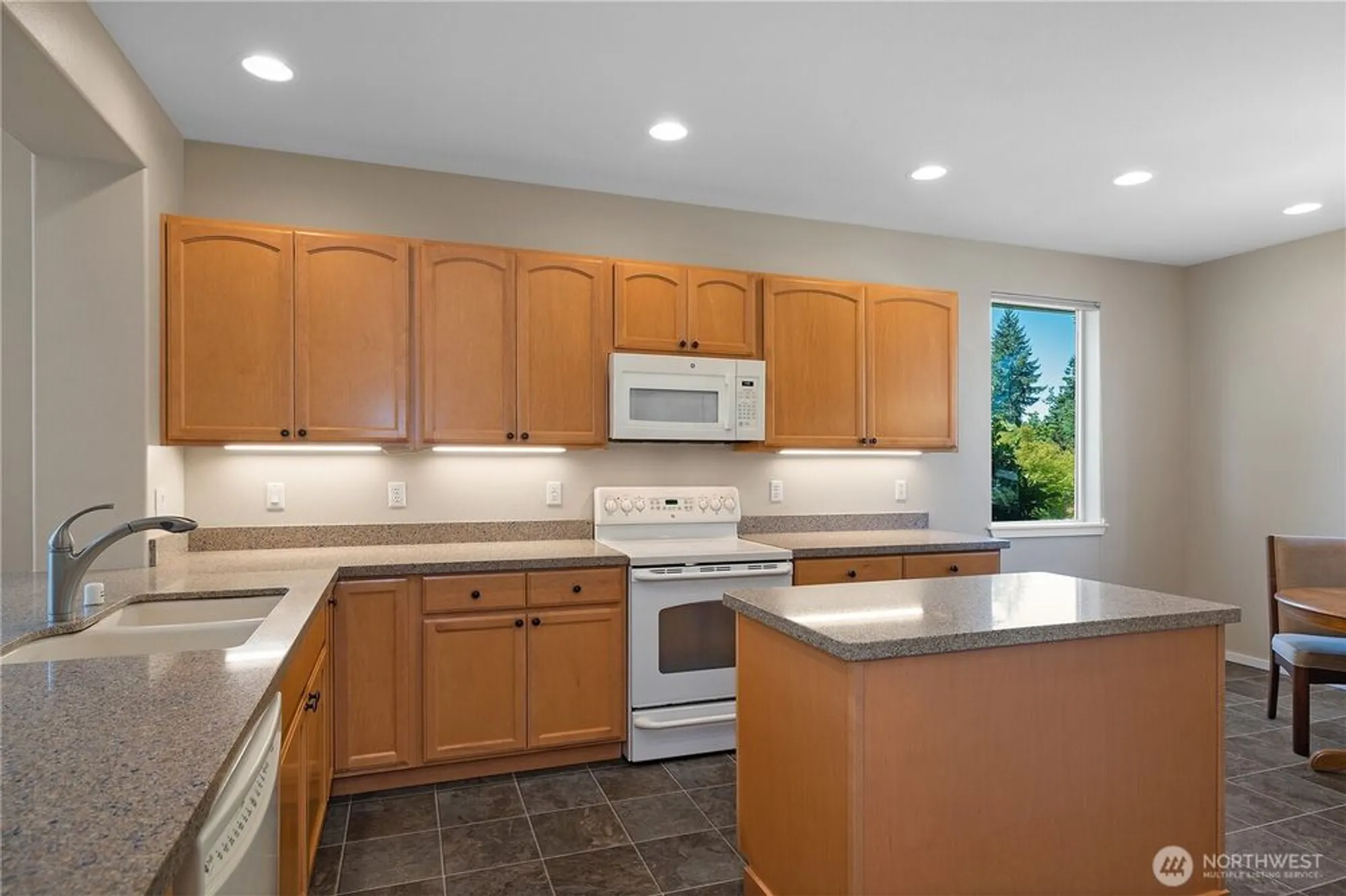 Property Slideshow image 12 of 39 | 4812 spokane st, Lacey, WA, 98516