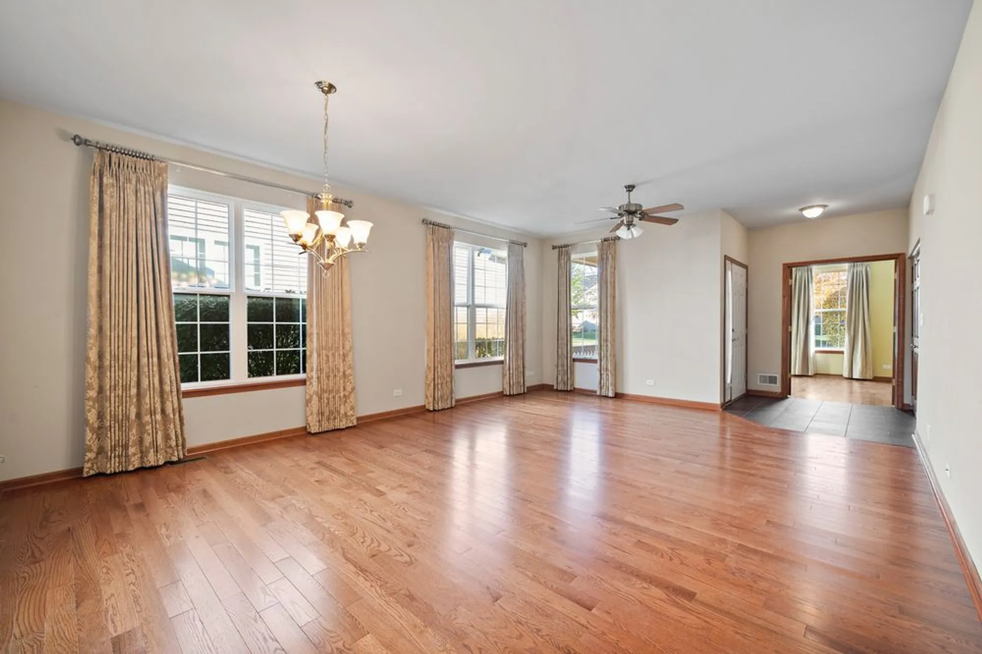 Property Slideshow image 8 of 30 | 1176 heathrow ln, Aurora, IL, 60502