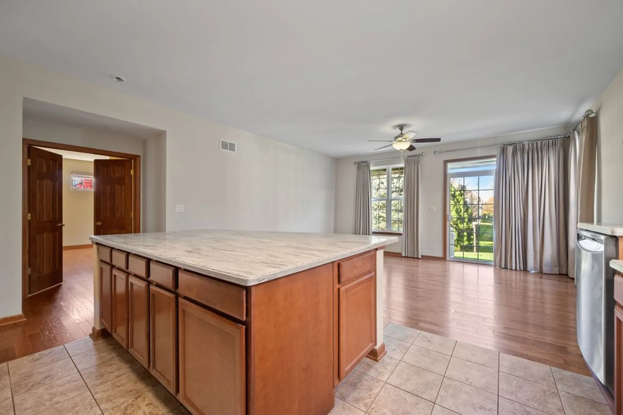 Property Slideshow image 10 of 30 | 1176 heathrow ln, Aurora, IL, 60502