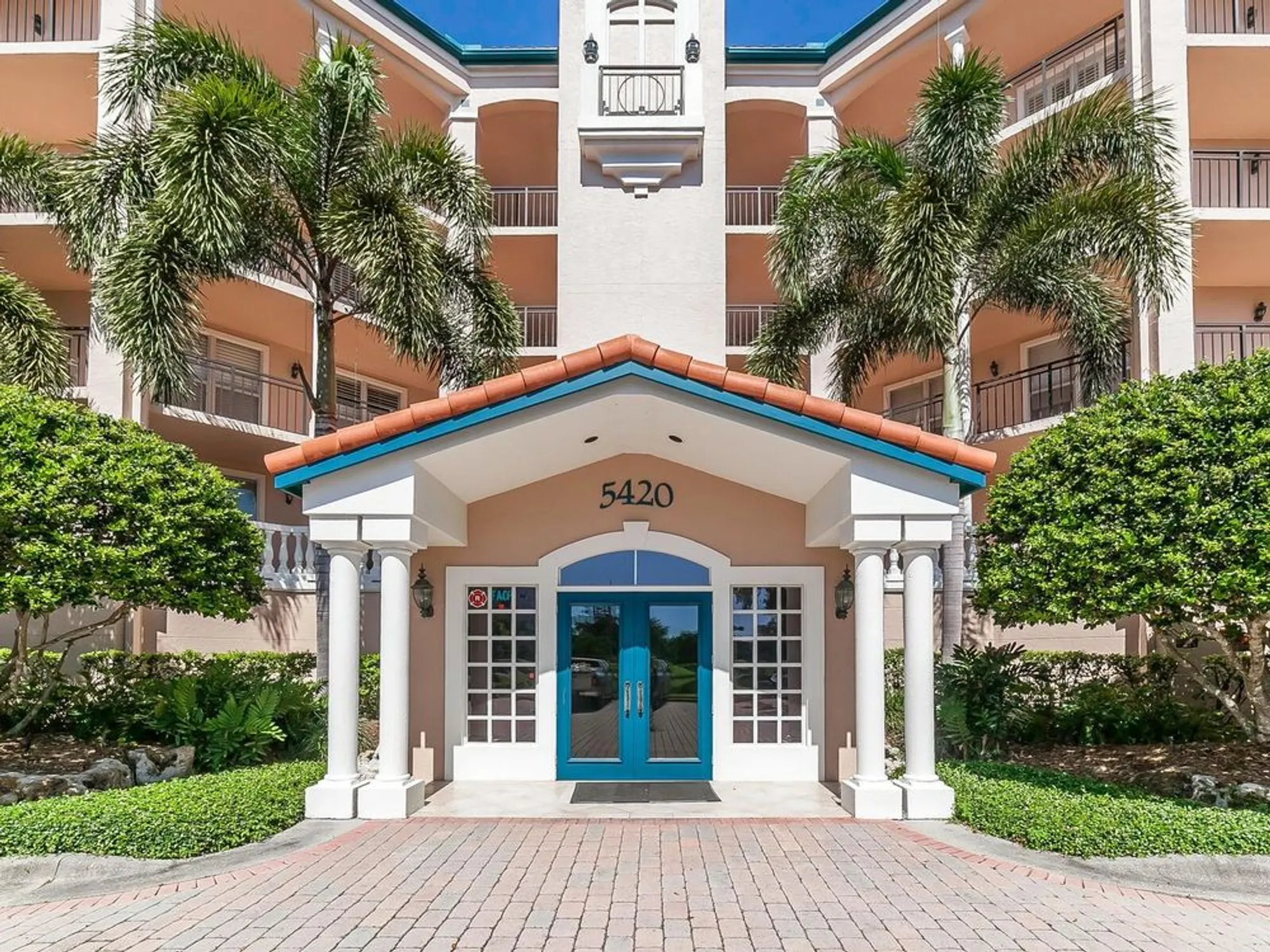Property Slideshow image 4 of 59 | 5420 eagles point cir 106, Sarasota, FL, 34231