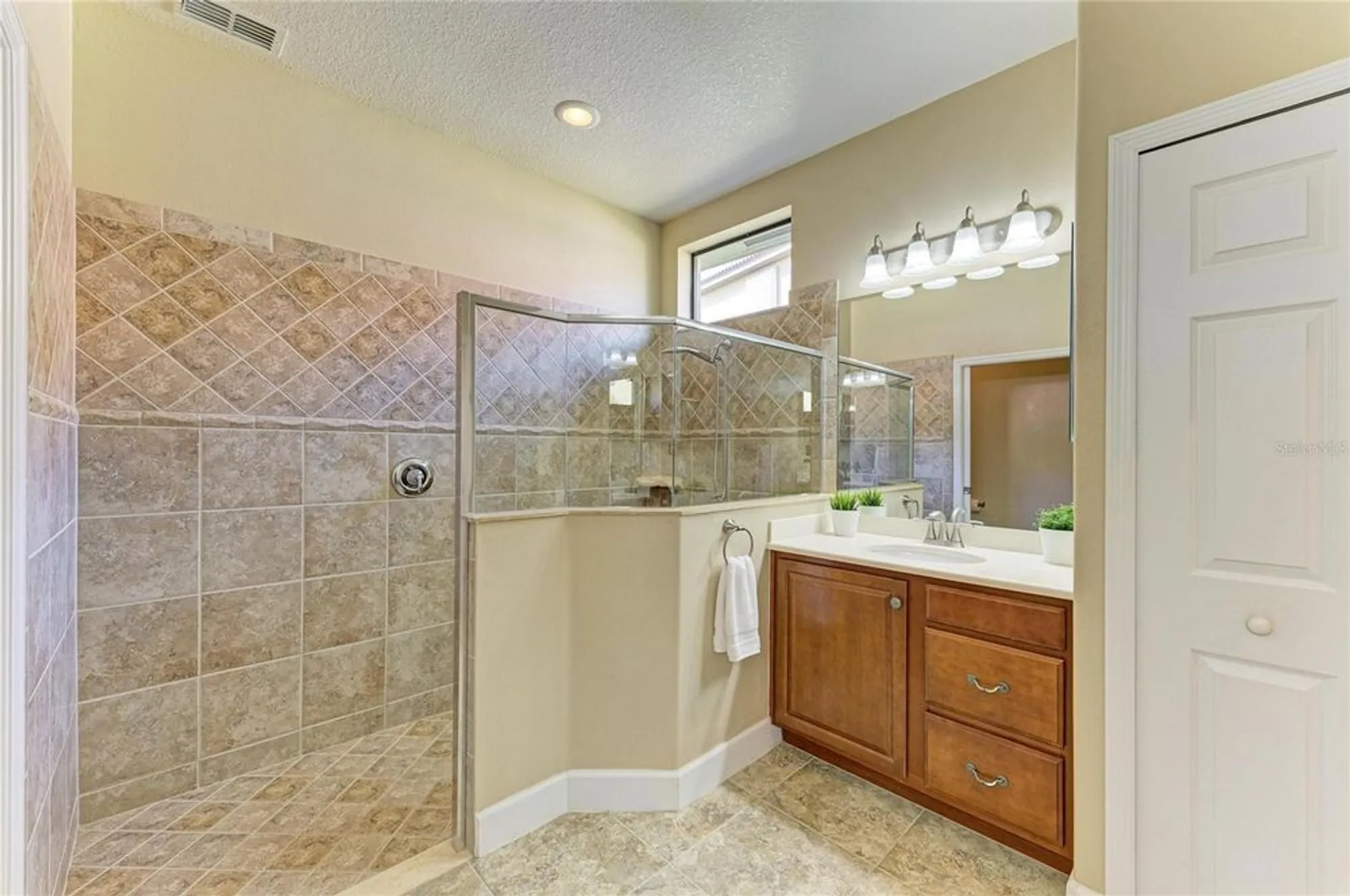 Property Slideshow image 20 of 50 | 1867 batello dr, Venice, FL, 34292