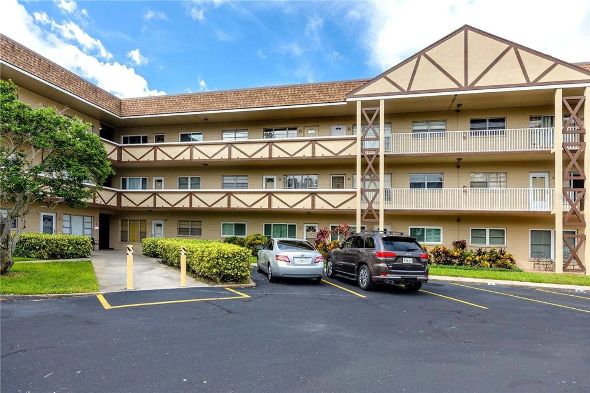 Property Slideshow image 1 of 42 | 2463 brazilia dr apt 39, Clearwater, FL, 33763