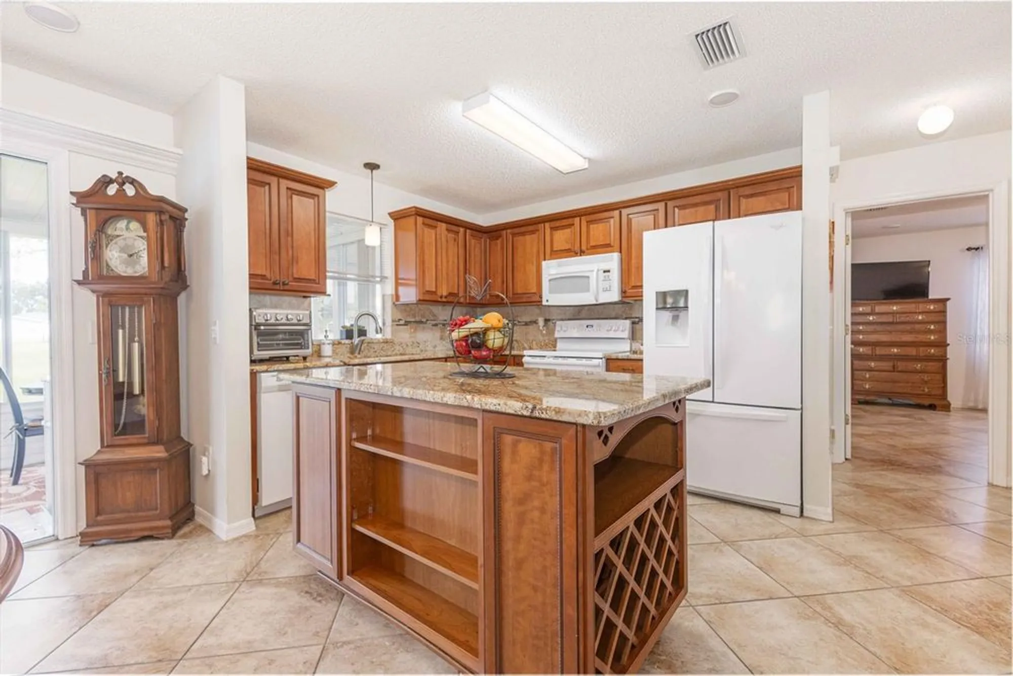 Property Slideshow image 7 of 25 | 1737 lauren ln, Lady Lake, FL, 32159